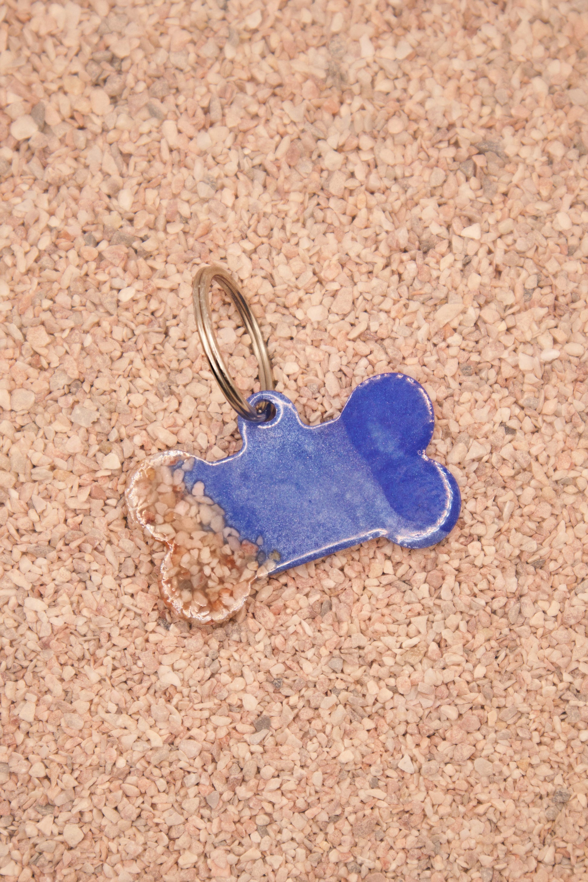 Placa en forma de hueso color azul y arena. Placa de la colección MunBeach.