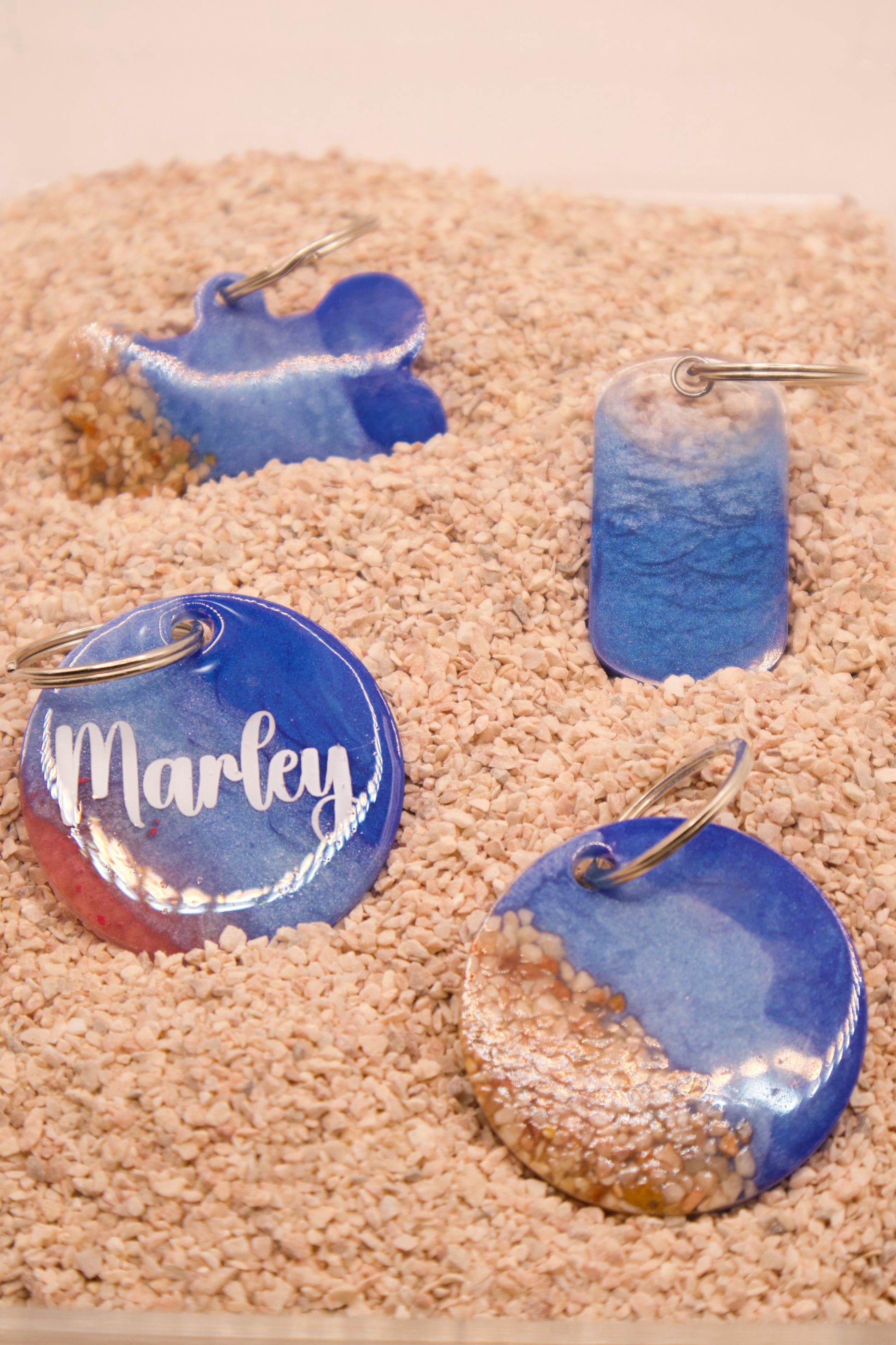 Set de placas estilo playa en forma de hueso y círculo. Diseños únicos en tonos azules.