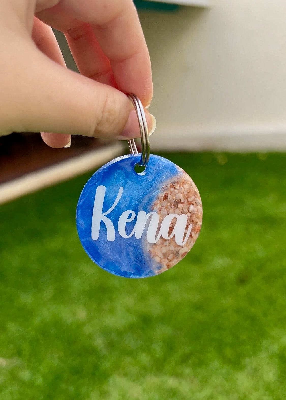Placa redonda con diseño marino azul con arena y nombre Kena. Accesorio para mascota original.