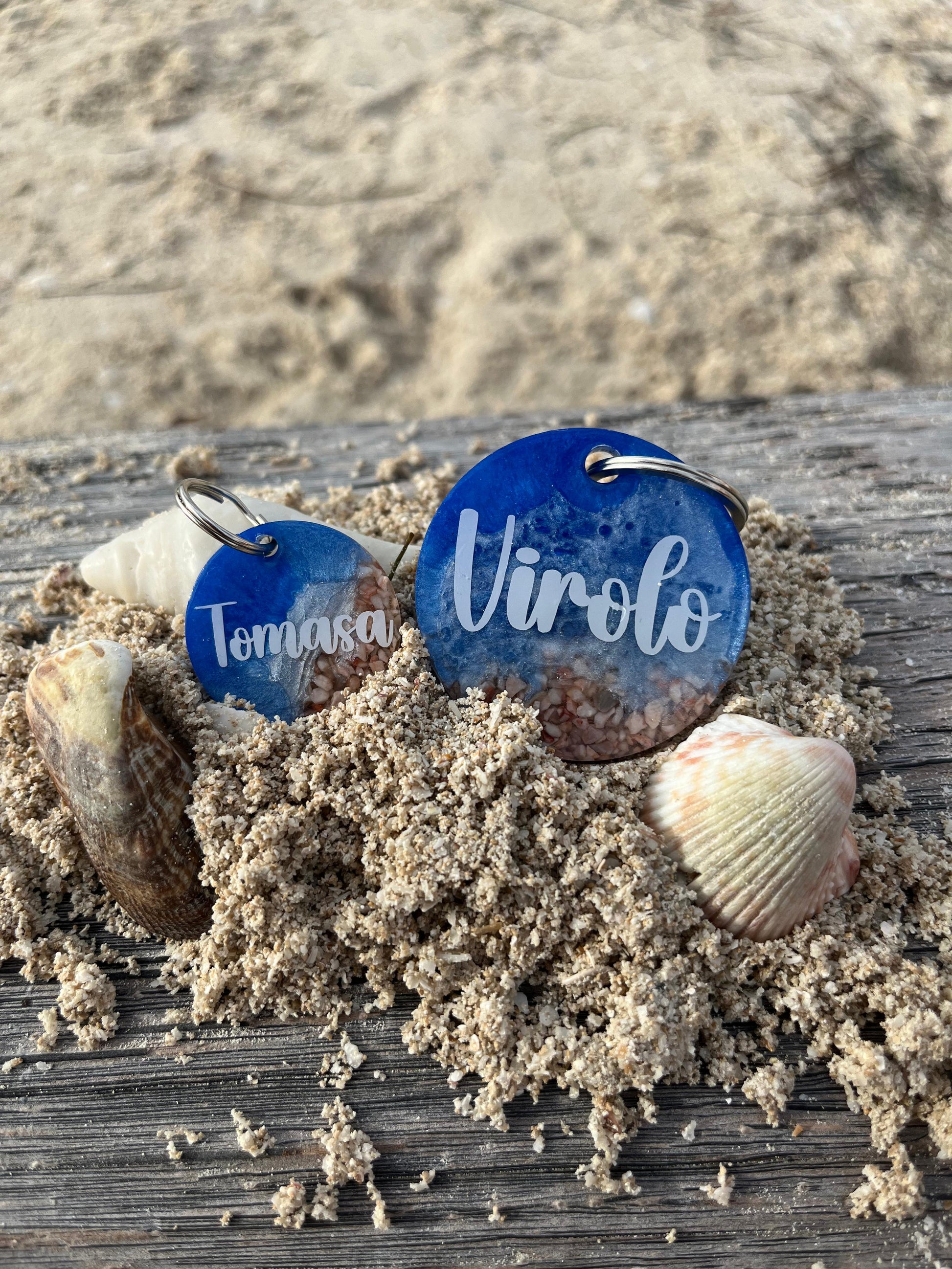 Placas redondas personalizadas con nombres Virol0 y tomasa. Diseño playero sobre arena.
