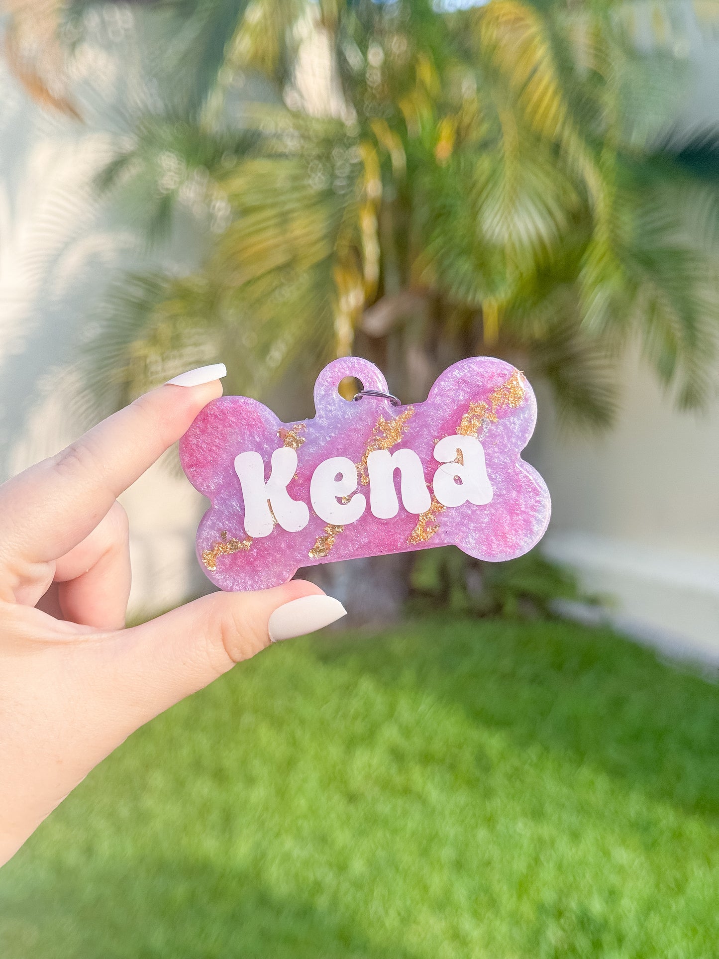 Placa de glitter morado con nombre Kena. Accesorio brillante para mascotas con estilo.