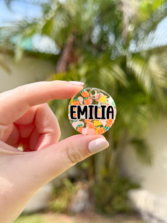 Placa redonda personalizada con el nombre “Emilia” sobre fondo zanahorias, estilo delicado y primaveral