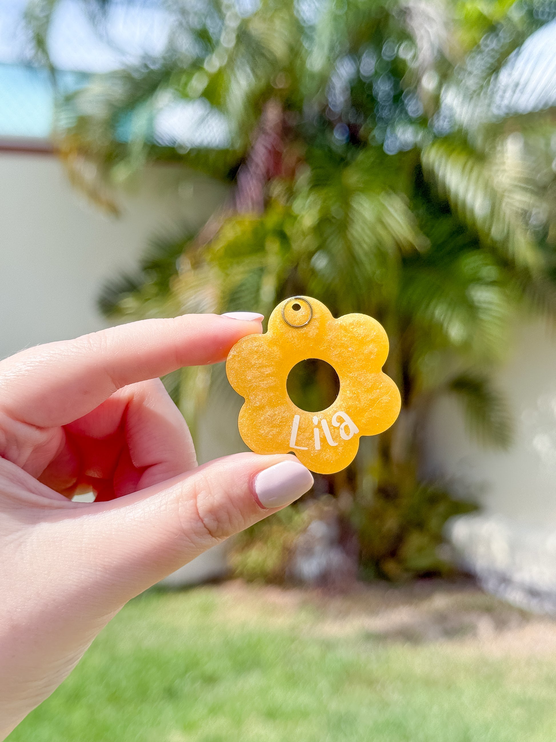 Placa amarilla con forma de flor y nombre Lila. Diseño soleado y alegre.