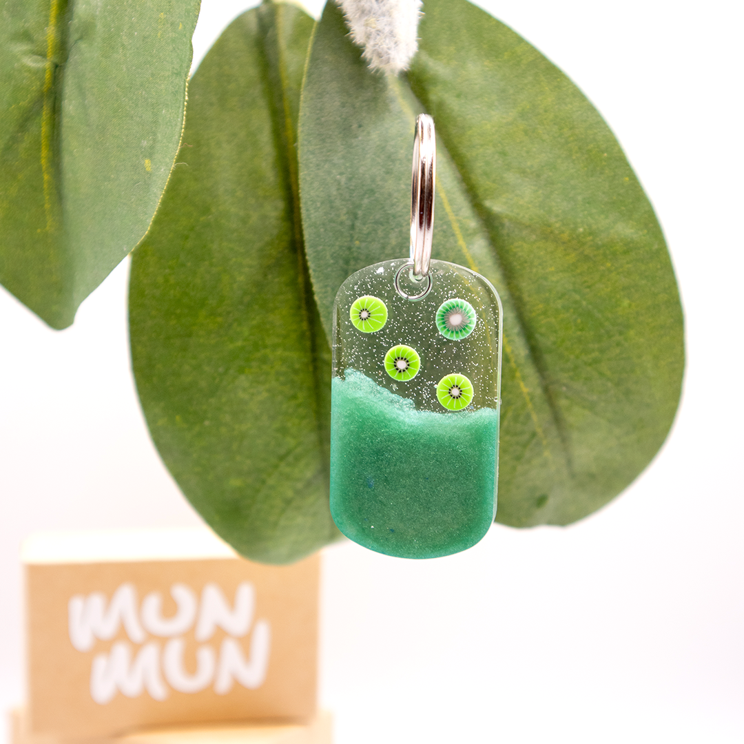 Placa verde con Kiwi sobre hoja verde. Diseño original.