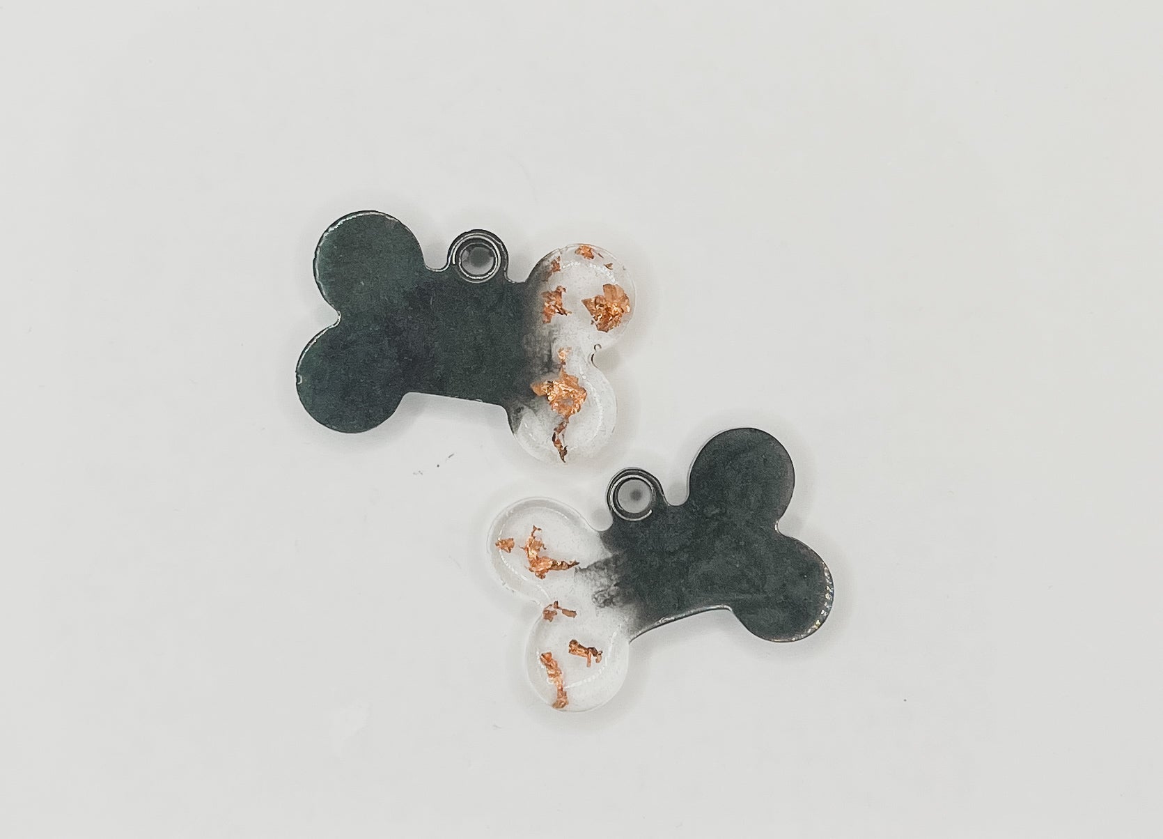 Placas de huesito con diseño con oro, accesorio original y divertido para perros de todas las razas.