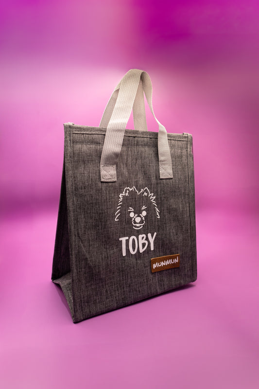 Bolsa lonchera personalizada para perro color negro con diseño vinil de Toby. Ideal para paseos o compras.