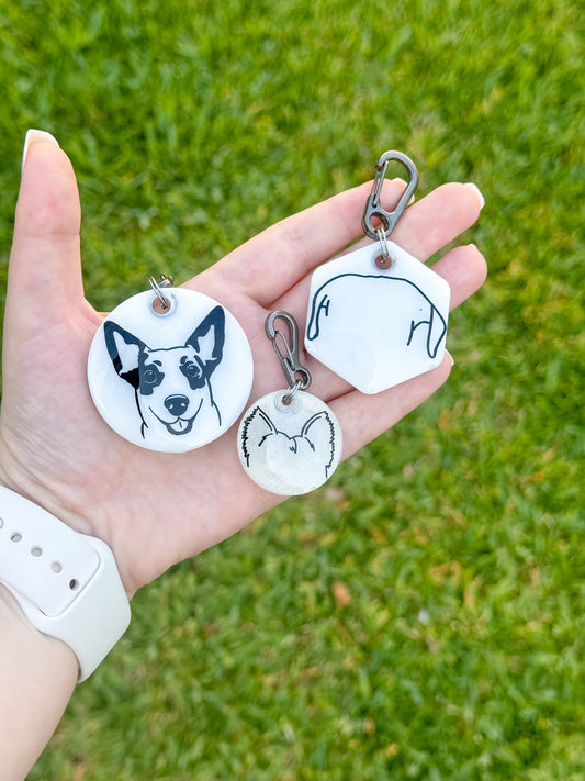 Placas personalizadas con ilustraciones minimalistas de rostros de perro, estilo artístico en blanco y negro.