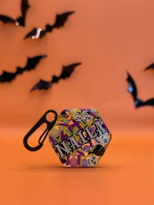 Plaquita hexagonal con diseño de dia de muertos y nombre “Naila”, ideal para perros en Halloween