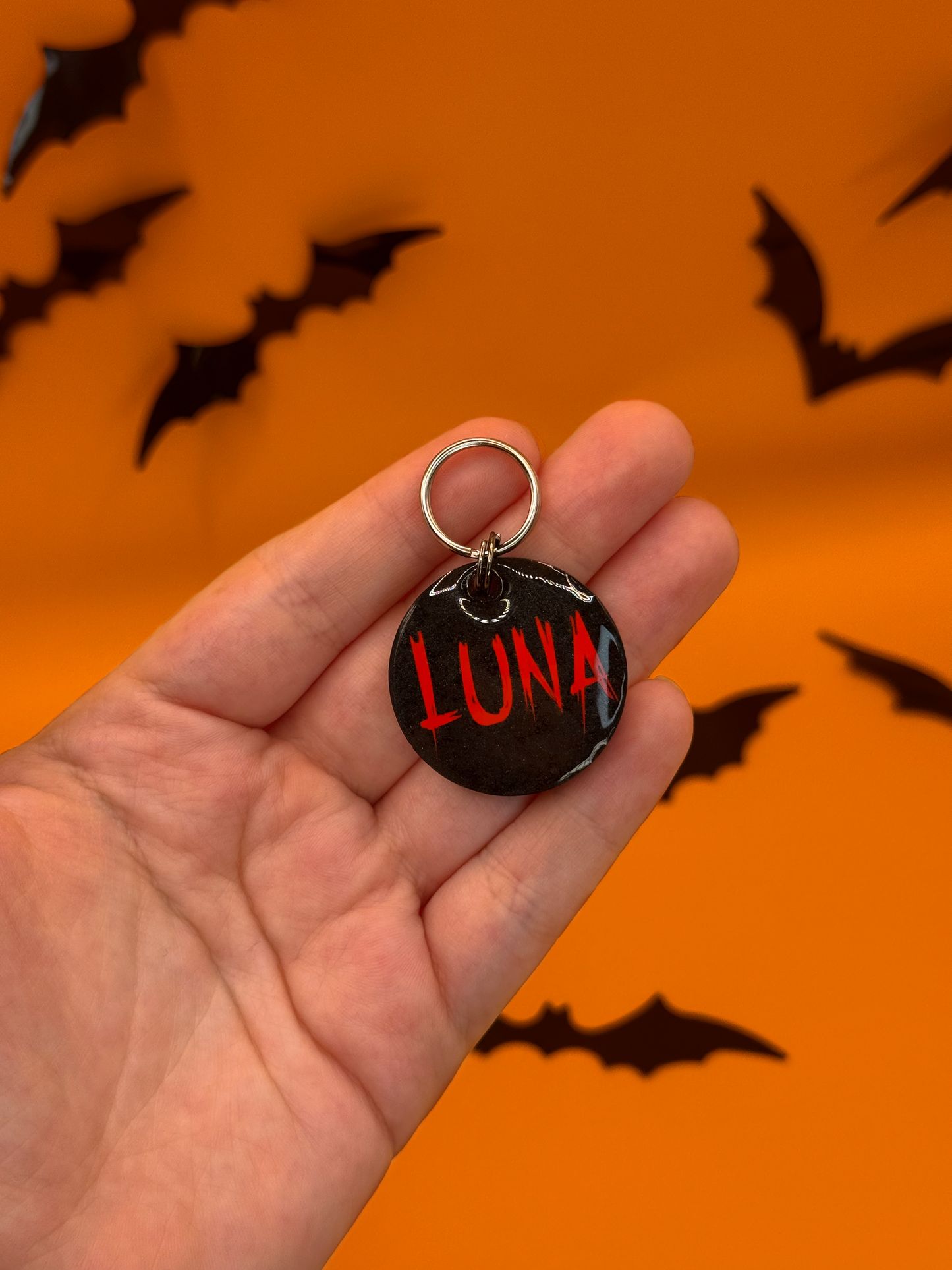 Placa personalizada “Luna” en negro con rojo, diseño oscuro y elegante para mascotas en octubre.