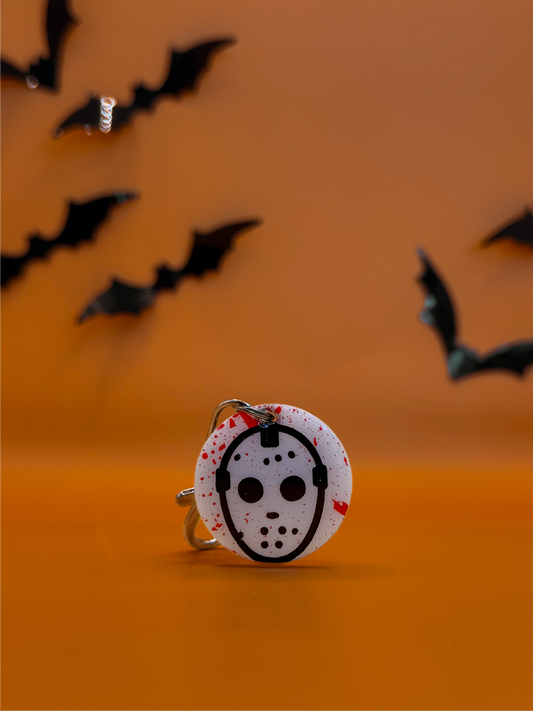 Placa circular con diseño de Jason Voorhees, ideal para perros con espíritu espeluznante.