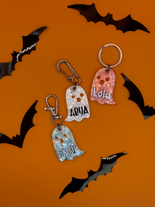 tres placas de fantasma personalizadas para perro con los nombres  ideales para Halloween.