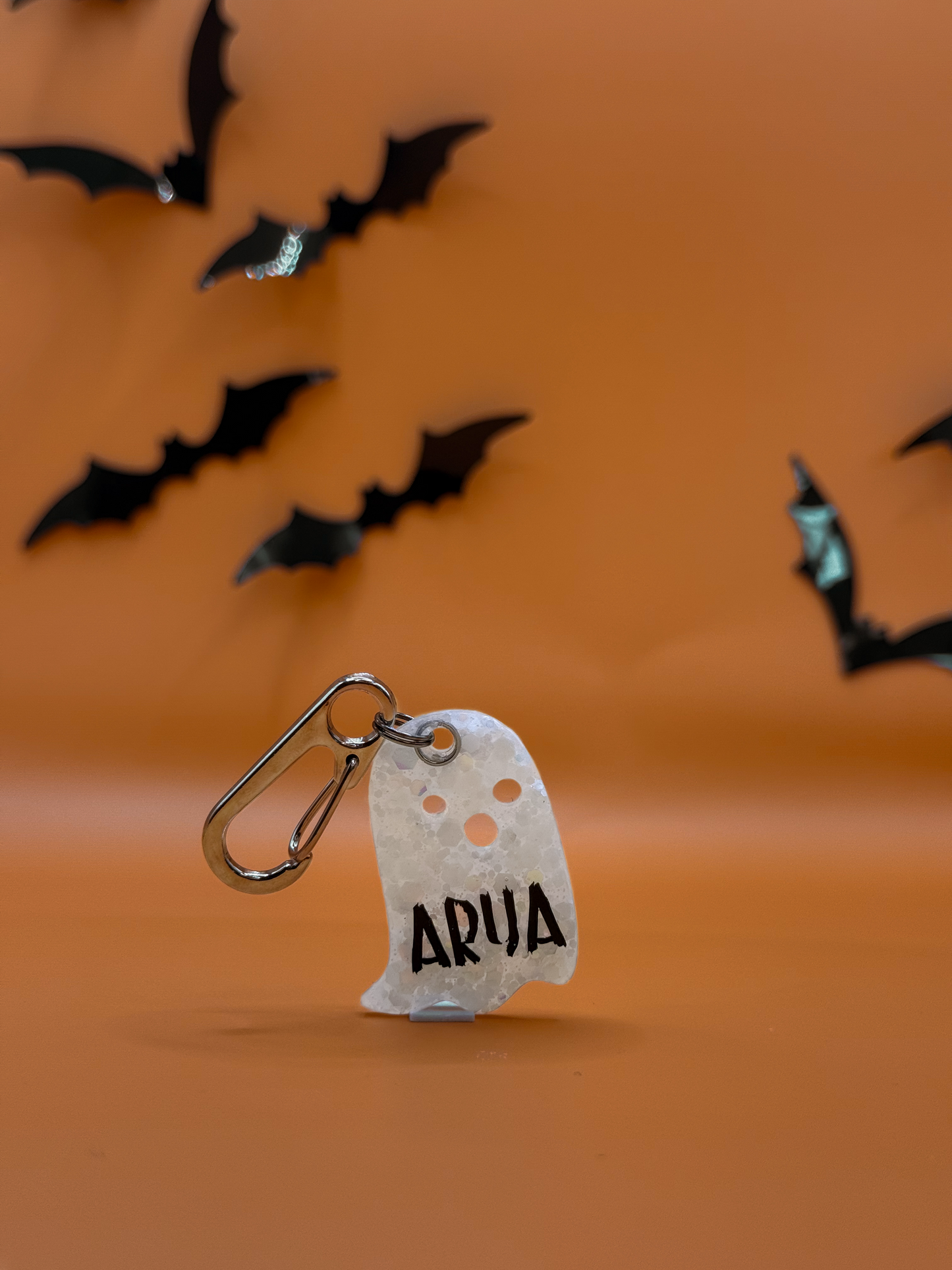 Placa de identificación en forma de fantasma blanco y nombre
