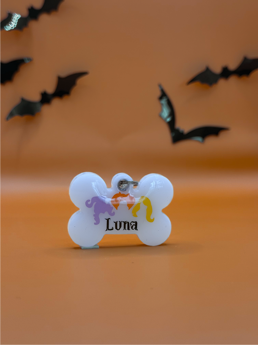 Placa blanca en forma de hueso con ilustración de brujita y nombre “Luna”, ideal para perro en Halloween