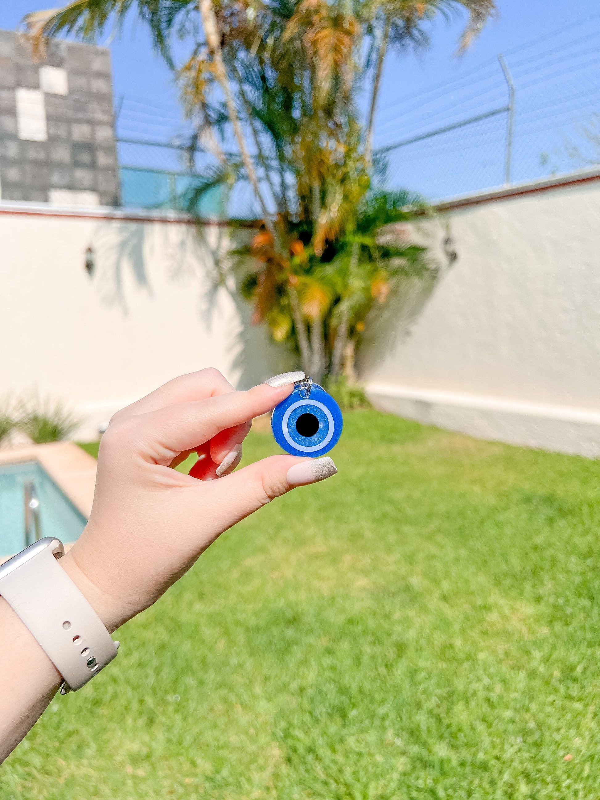 Placa redonda de ojo turco con centro negro. Accesorio simbólico para mascotas