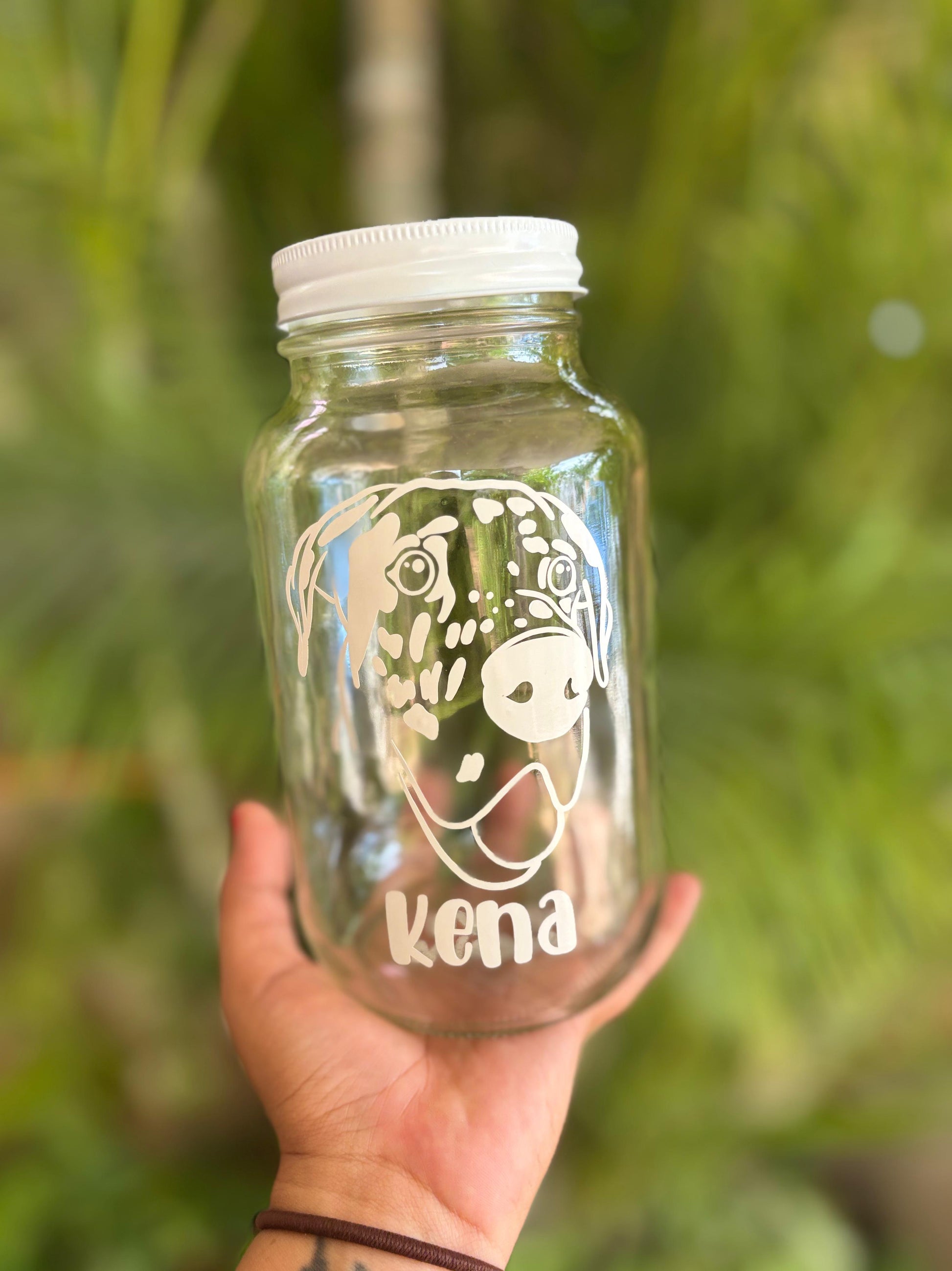 Frasco con ilustración de perrito y nombre Kena. Diseño personalizado ideal para premios.