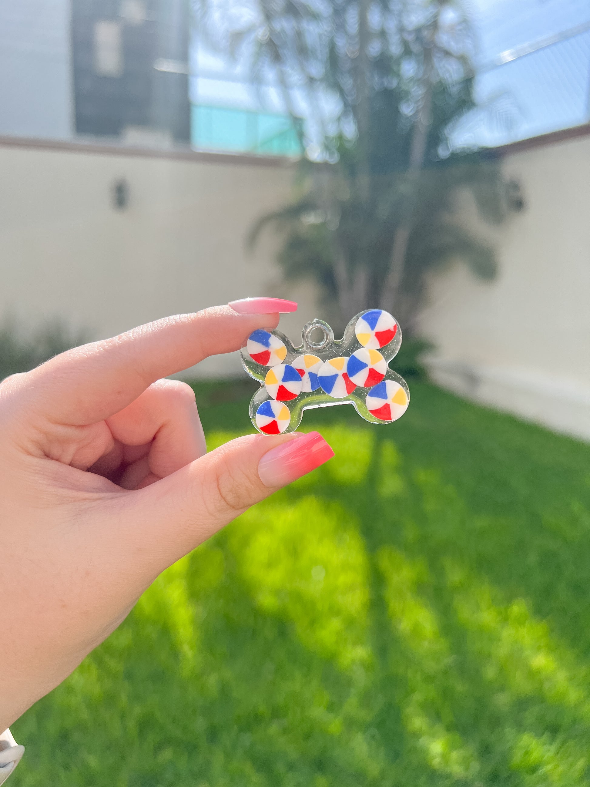 Placa de colores en forma de hueso. Diseño colorido y alegre para mascotas.