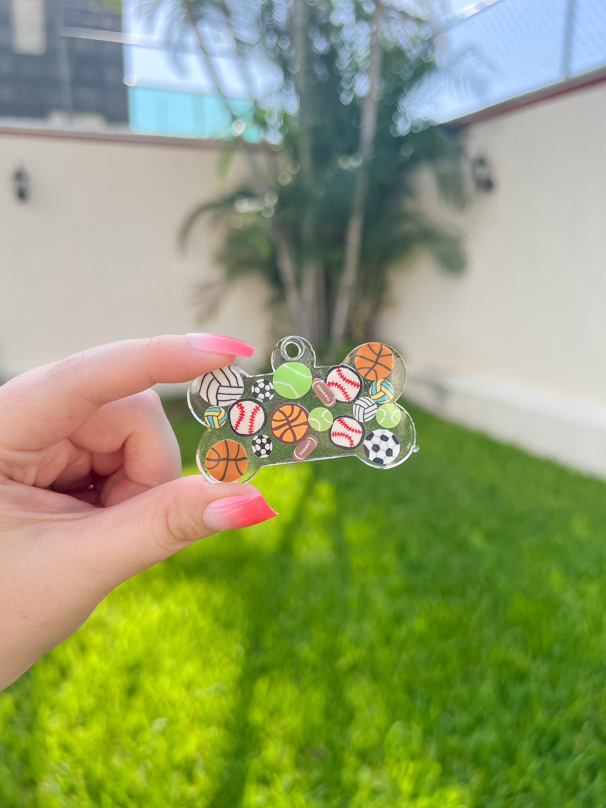 Placa con patrón de balones multideporte en forma de hueso. Estilo deportivo completo.