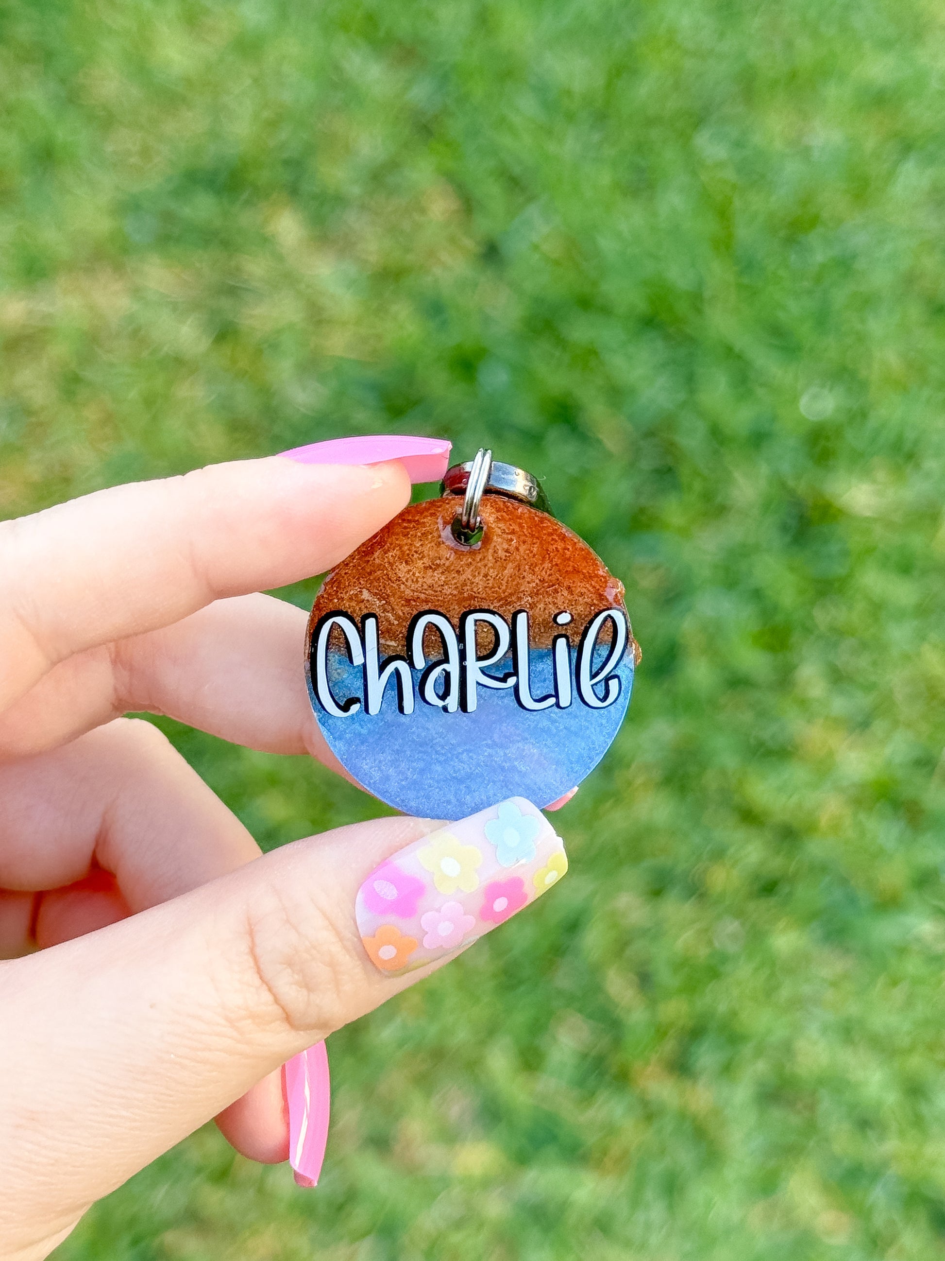 Placa circular efecto óxido con nombre “Charlie”. Estilo rústico y diferente para perros con carácter.