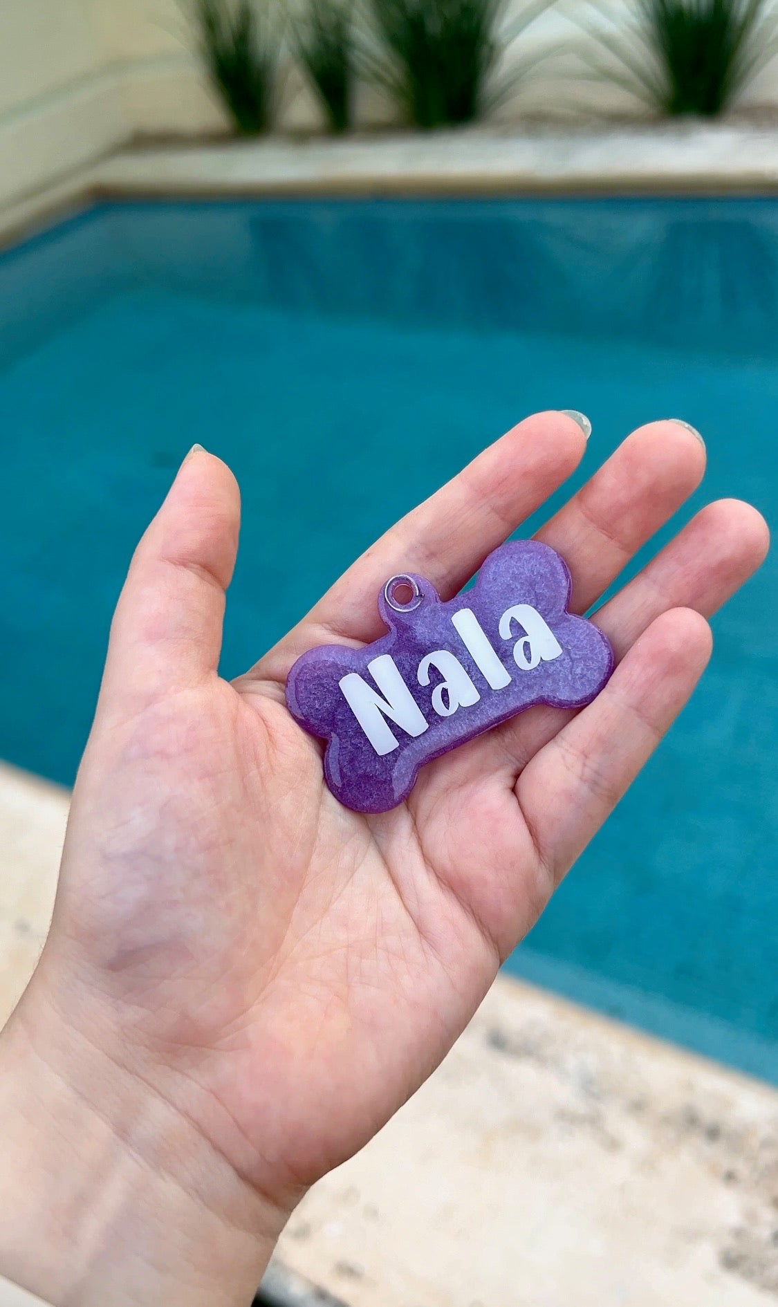 Placa morada brillante con nombre Nala. Placa personalizada para perro con acabado llamativo.