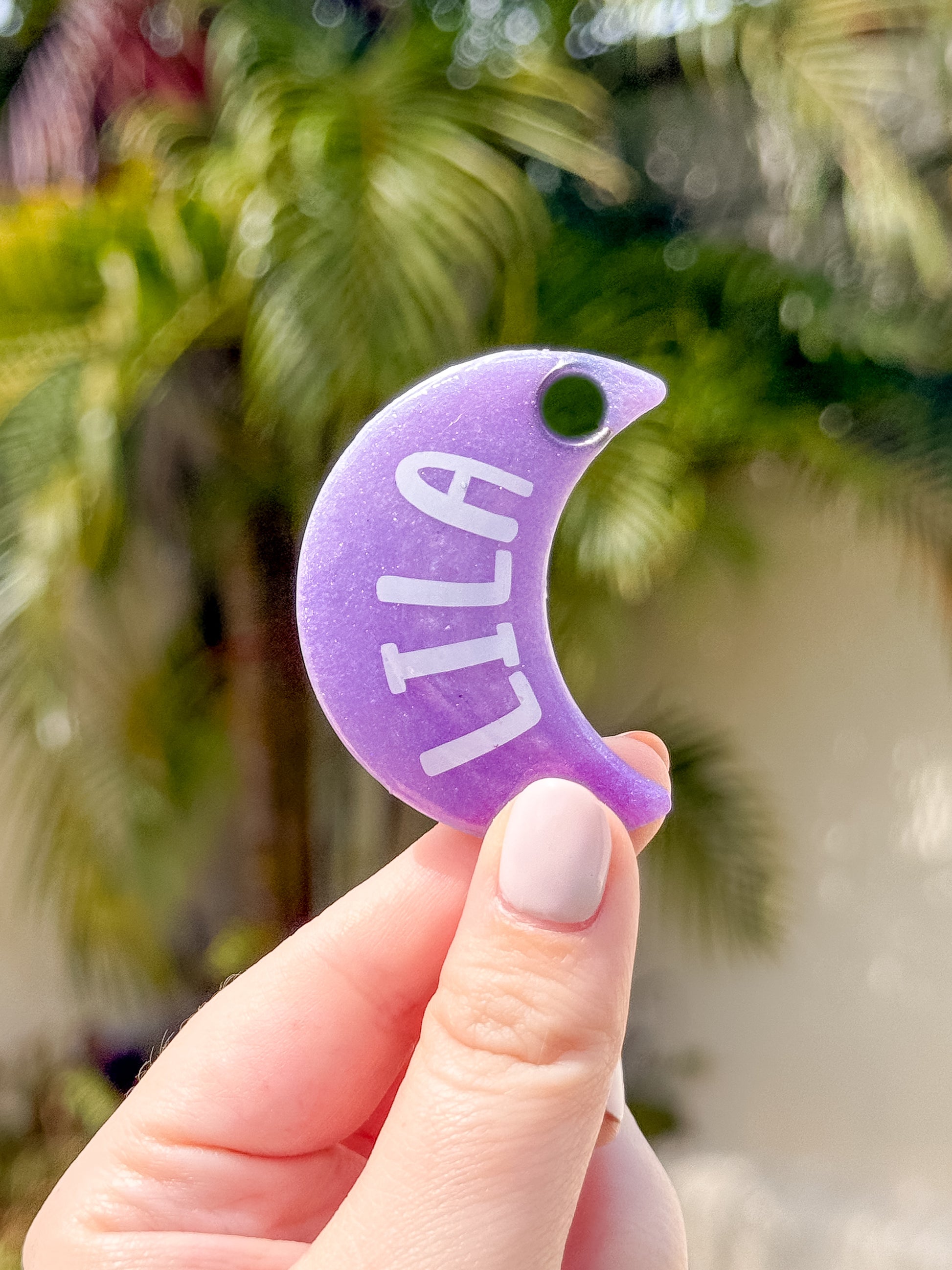 Placa lila en forma de media luna con nombre Lilia. Placa creativa personalizada de Munmun