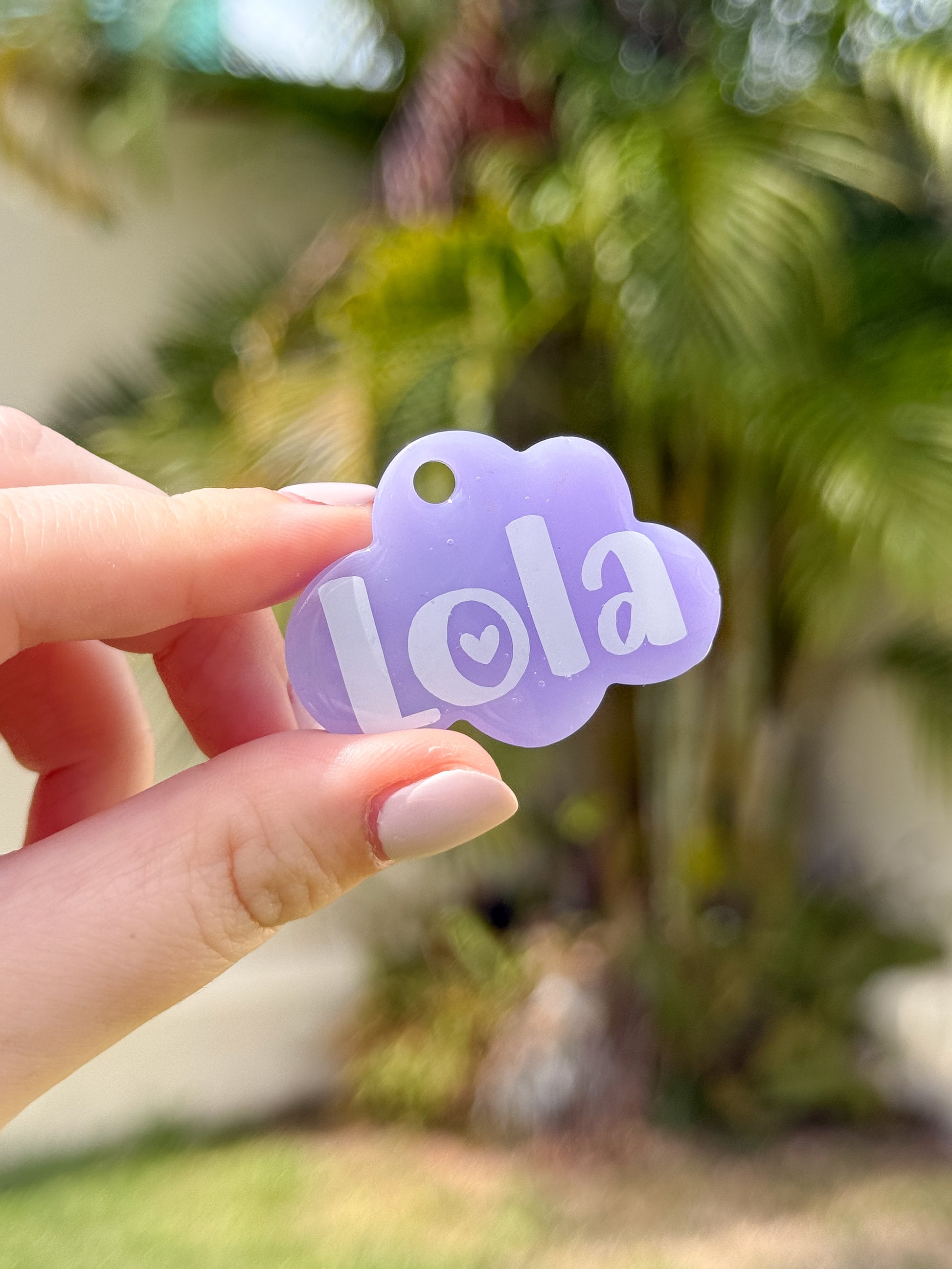 Placa morada para perro en forma de flor con nombre Lola. Diseño original y colorido de Munmun.