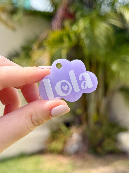 Placa morada para perro en forma de flor con nombre Lola. Diseño original y colorido de Munmun.