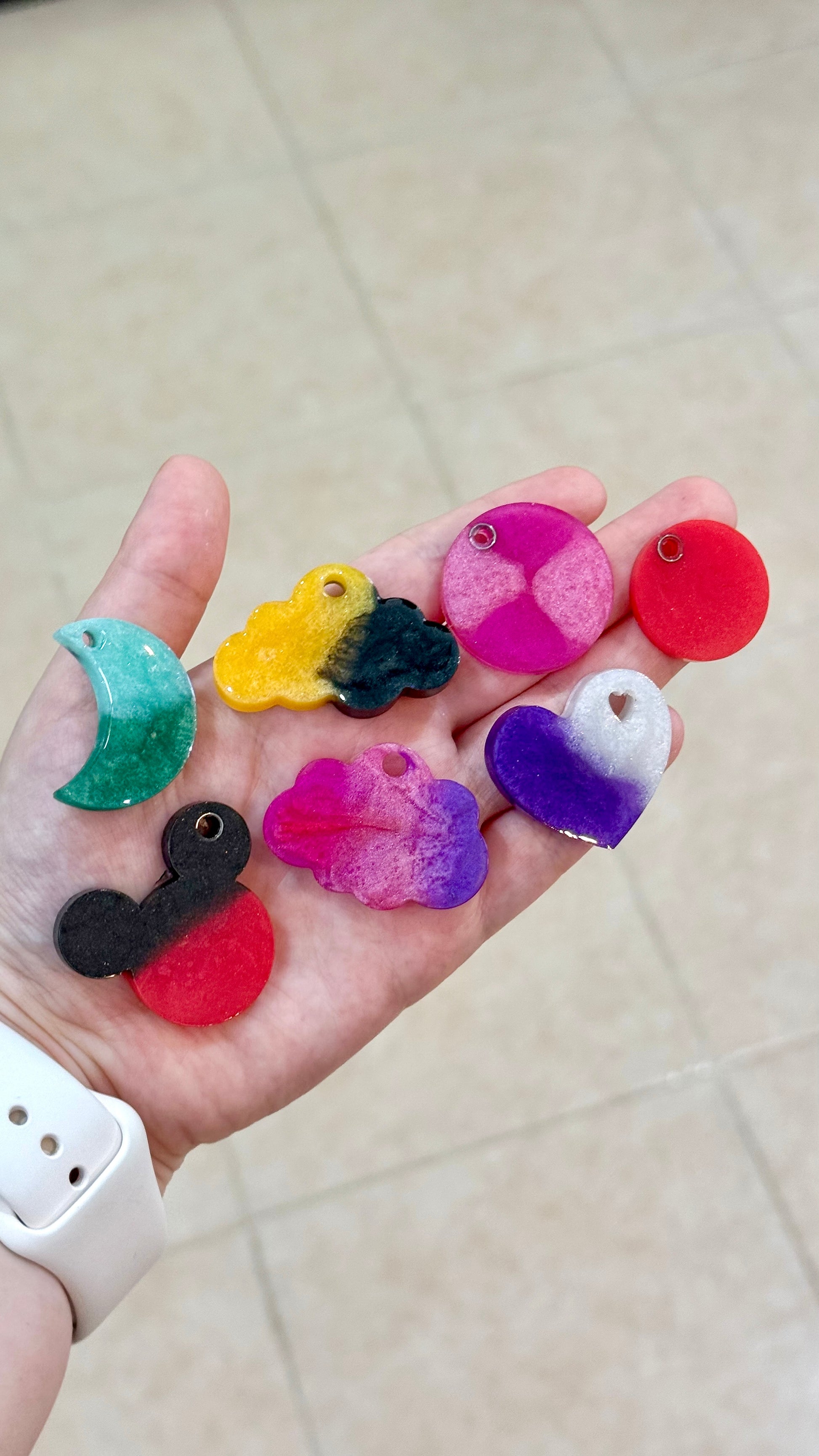 Placas de resina en formas creativas como luna, fantasma, corazón y más. Diseños temáticos para mascotas con mucha personalidad.