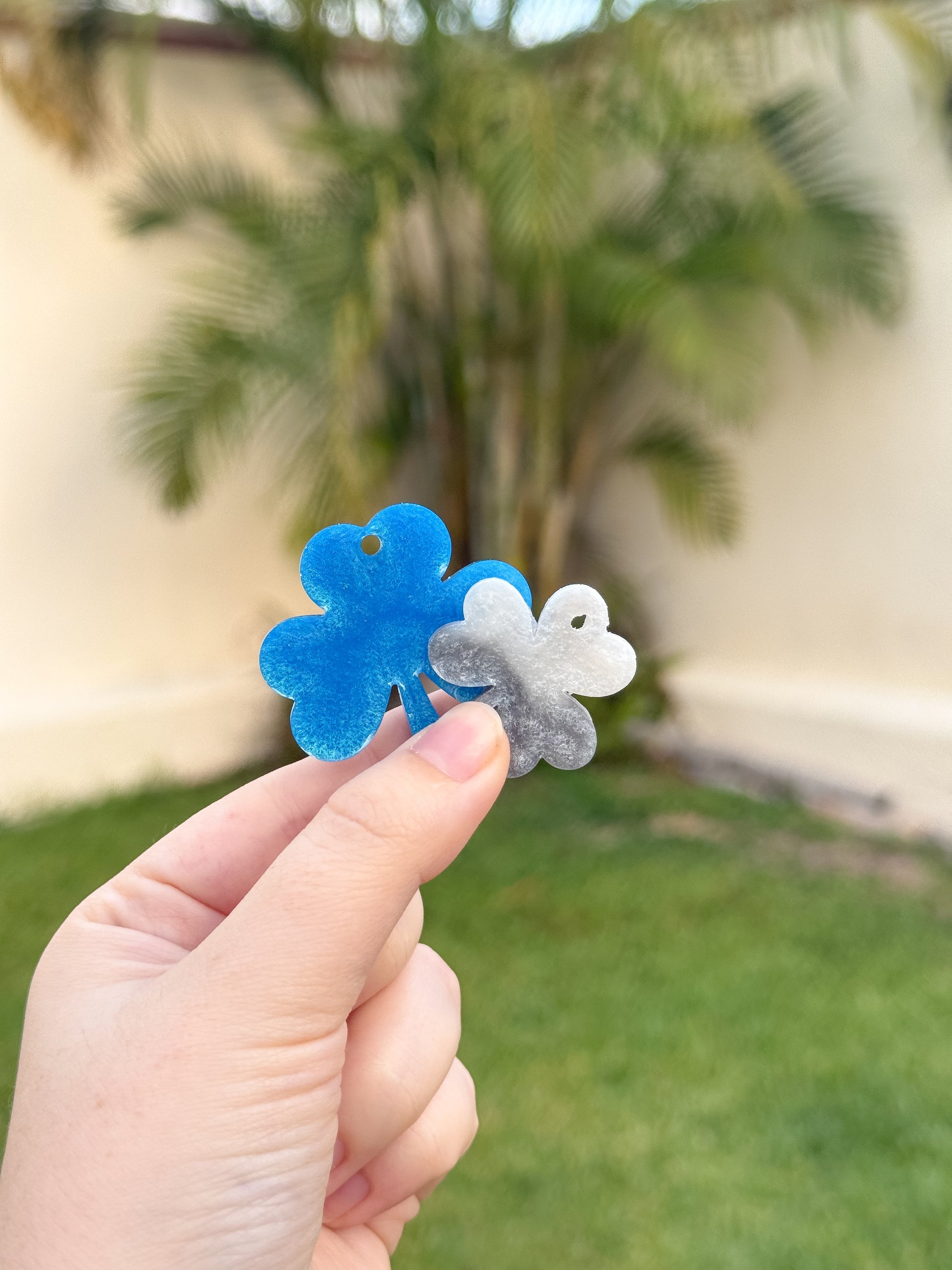 Placa personalizada para perro en forma de trébol azul con nube blanca. Ideal para un look original y con buena vibra.