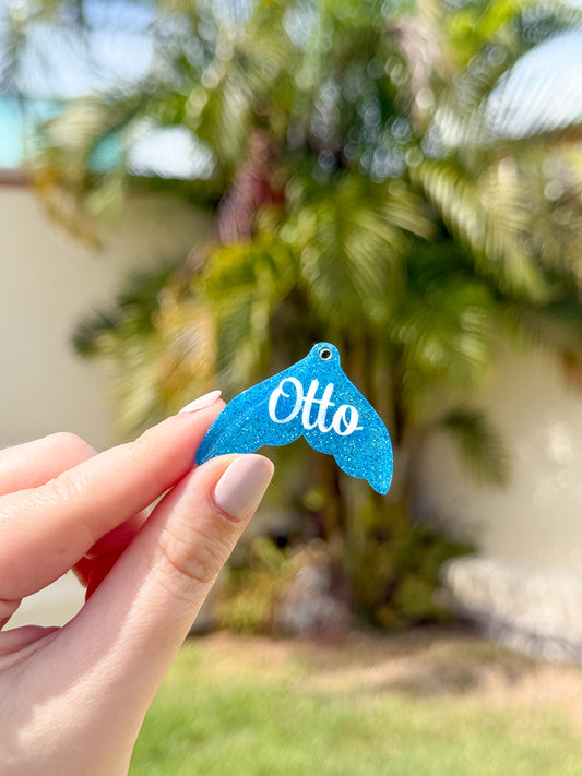 Placa azul con glitter en forma de cola de sirena y nombre Otto. Diseño acuático para mascotas.