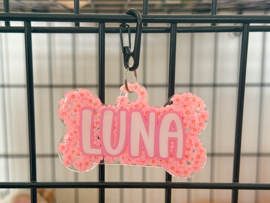 Placa para jaula rosa con florecitas y nombre LUNA. Identificación adorable para espacios de mascotas.
