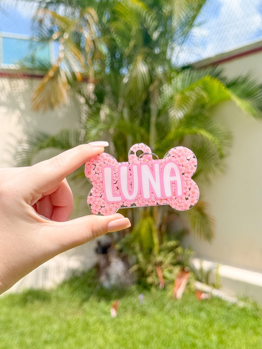 Etiqueta decorativa para kennel en color rosa con detalles florales, personalizada con el nombre LUNA