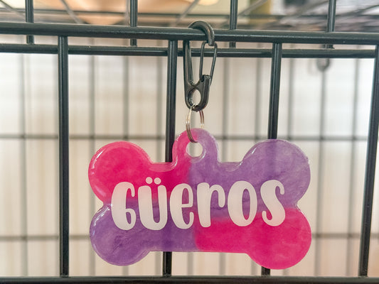 Placa para kennel color morado y fucsia con nombre Güeros. Ideal para identificar jaulas con estilo.