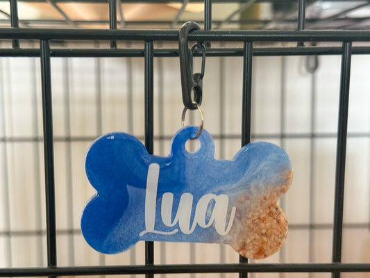 Placa MunCrate para jaula en tonos azul y arena, personalizada con el nombre Lua. Diseño elegante.