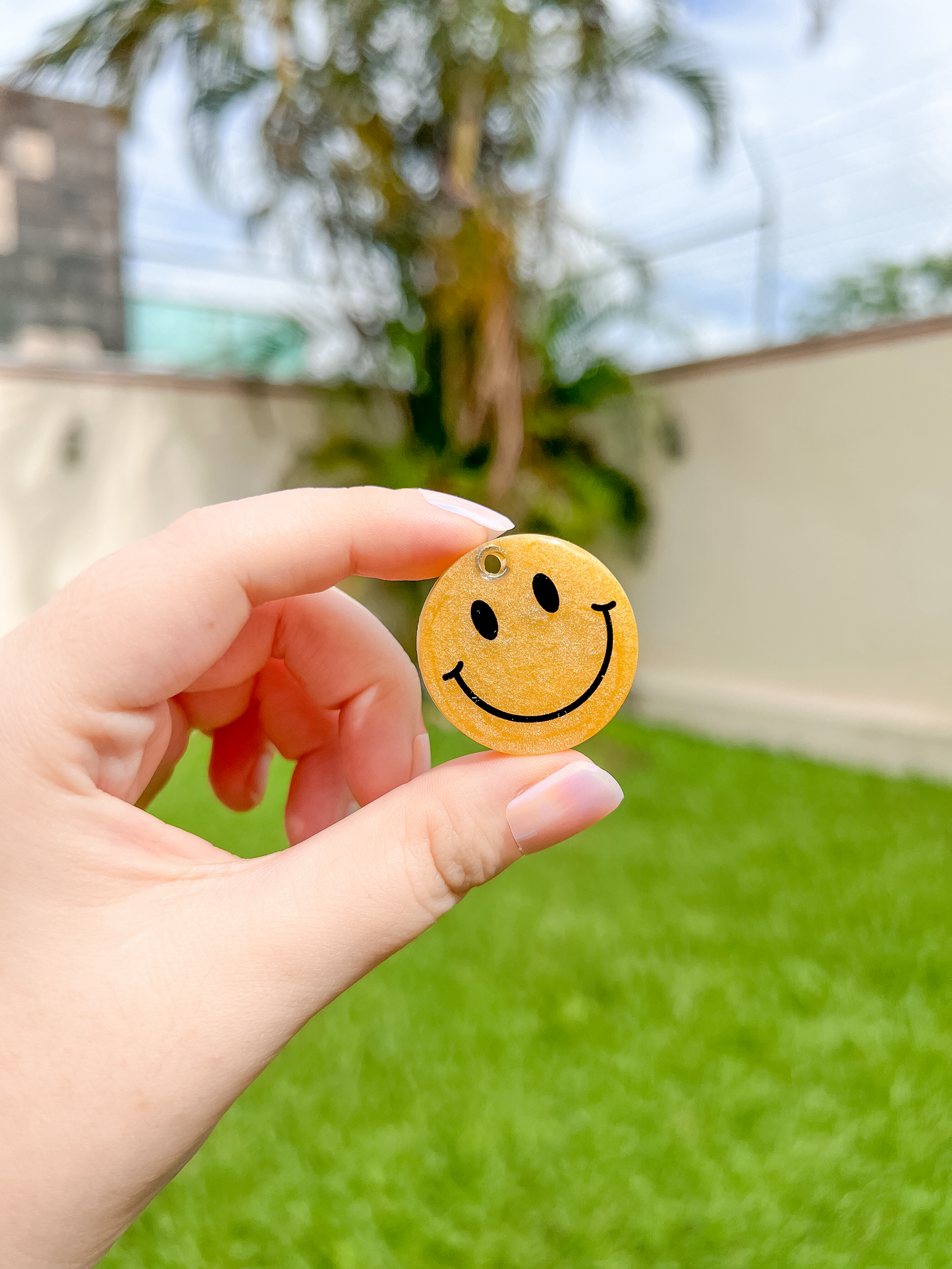 Placa redonda de resina amarilla con carita feliz, perfecta para un look original y divertido para tu perrito.
