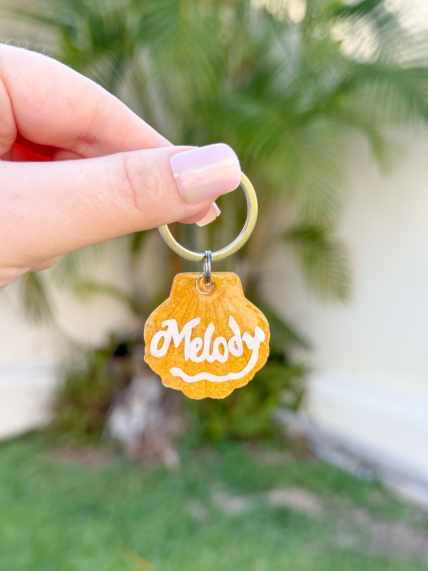 Placa amarilla con nombre “Melody” en blanco. Diseño alegre y brillante.