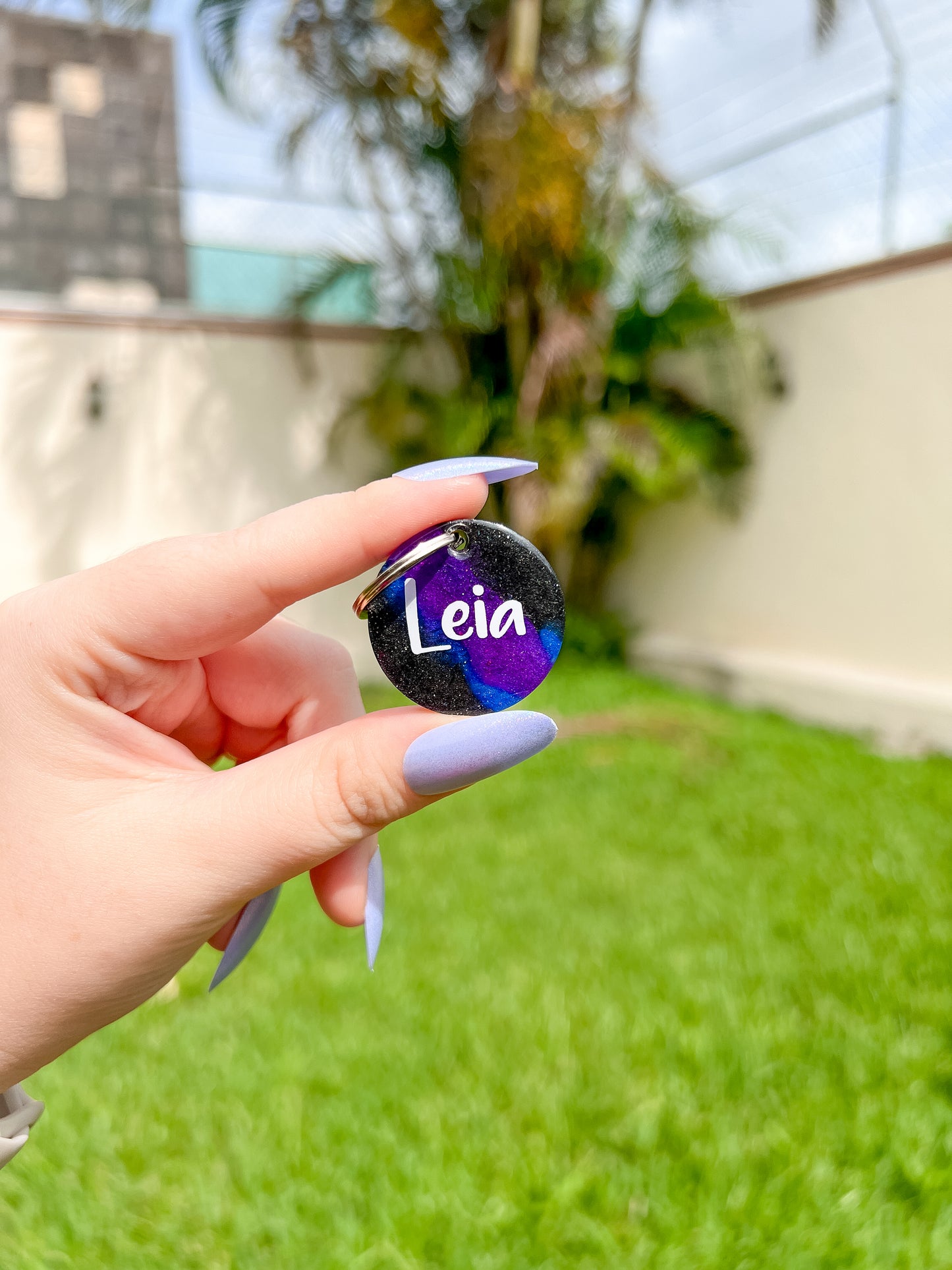 Placa morada con nombre “Leia” en glitter, tematica espacial ideal para perritas coquetas y con mucha personalidad