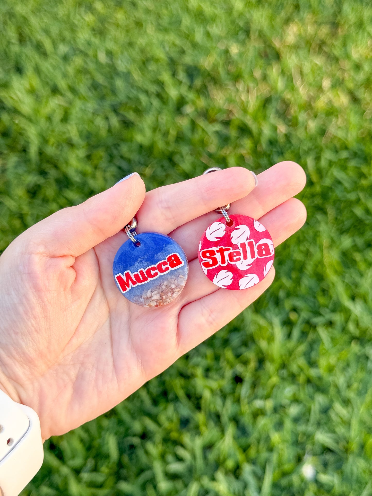 Placas personalizadas inspiradas en Lilo y Stitch, hechas de resina. Diseño divertido y colorido perfecto para perritos fans . Ideal como identificación original y temática.