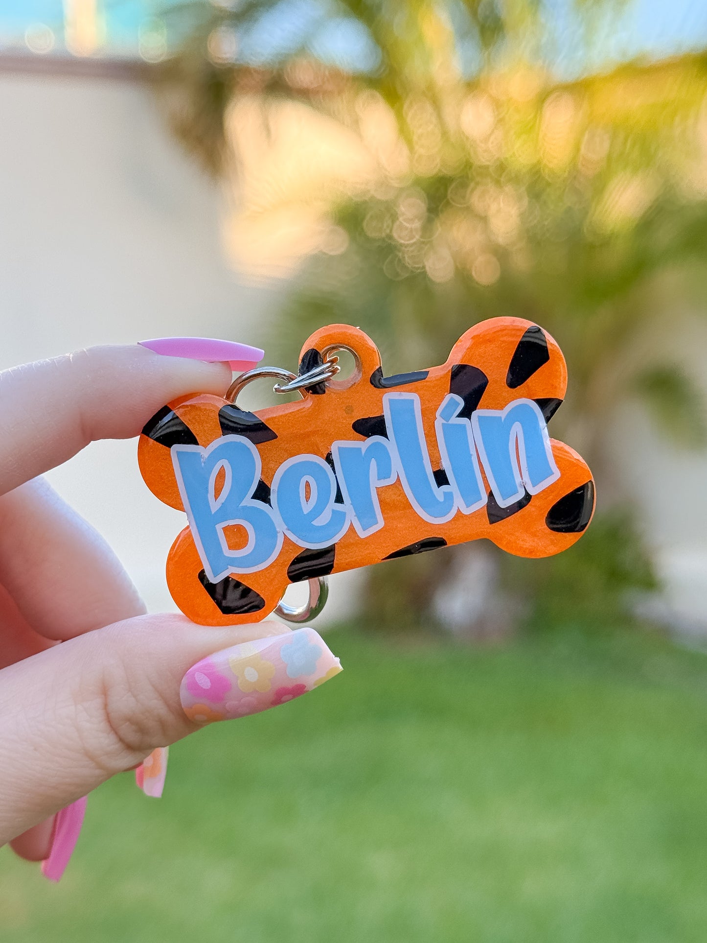 Placa personalizada estilo picapiedras con nombre Berlín. Diseño colorido y llamativo.