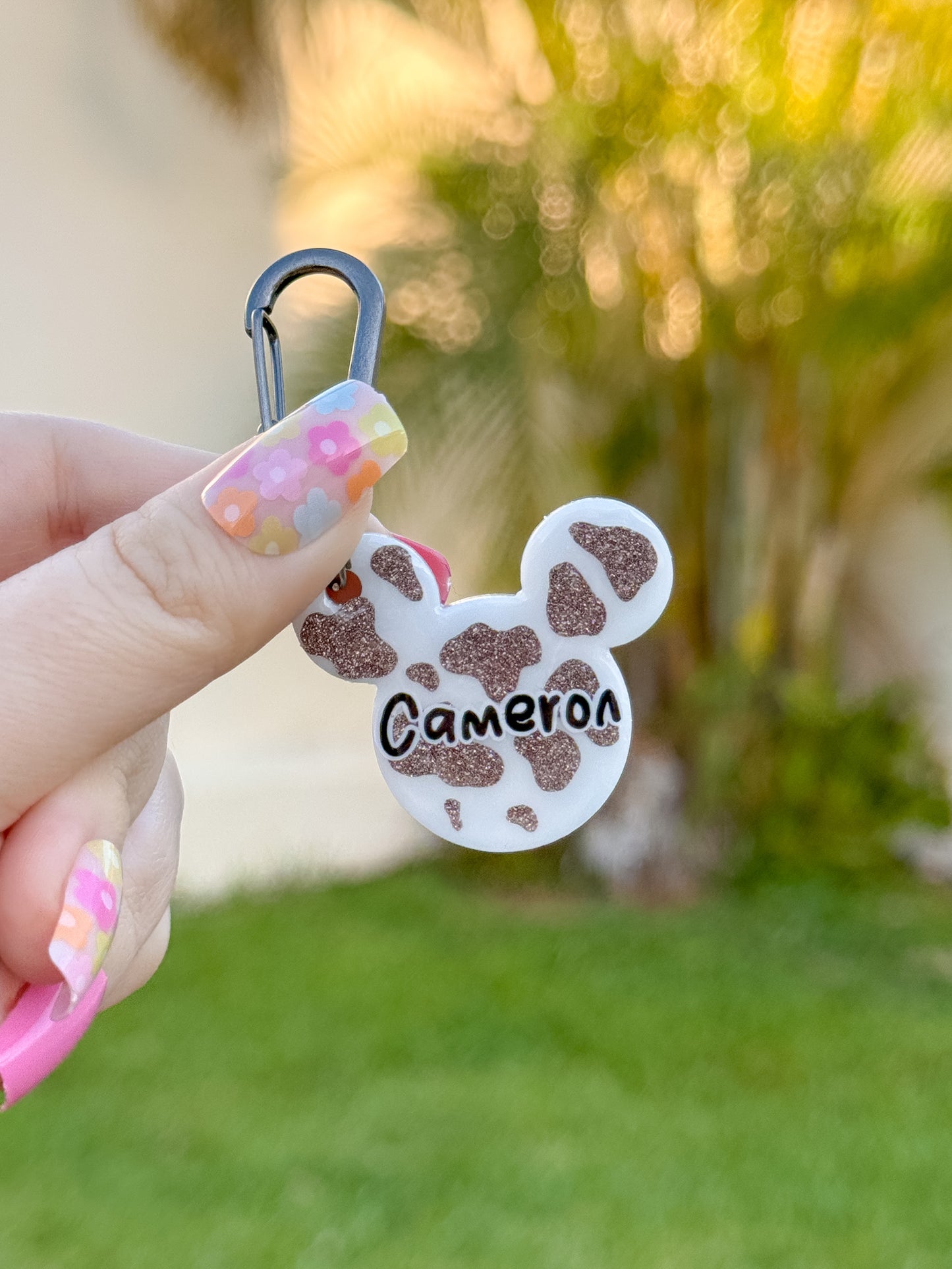 Placa personalizada en forma de Mickey con diseño de vaquita y glitter, nombre “Cameron”. Accesorio original de identificación para mascotas, hecho a mano en resina.
