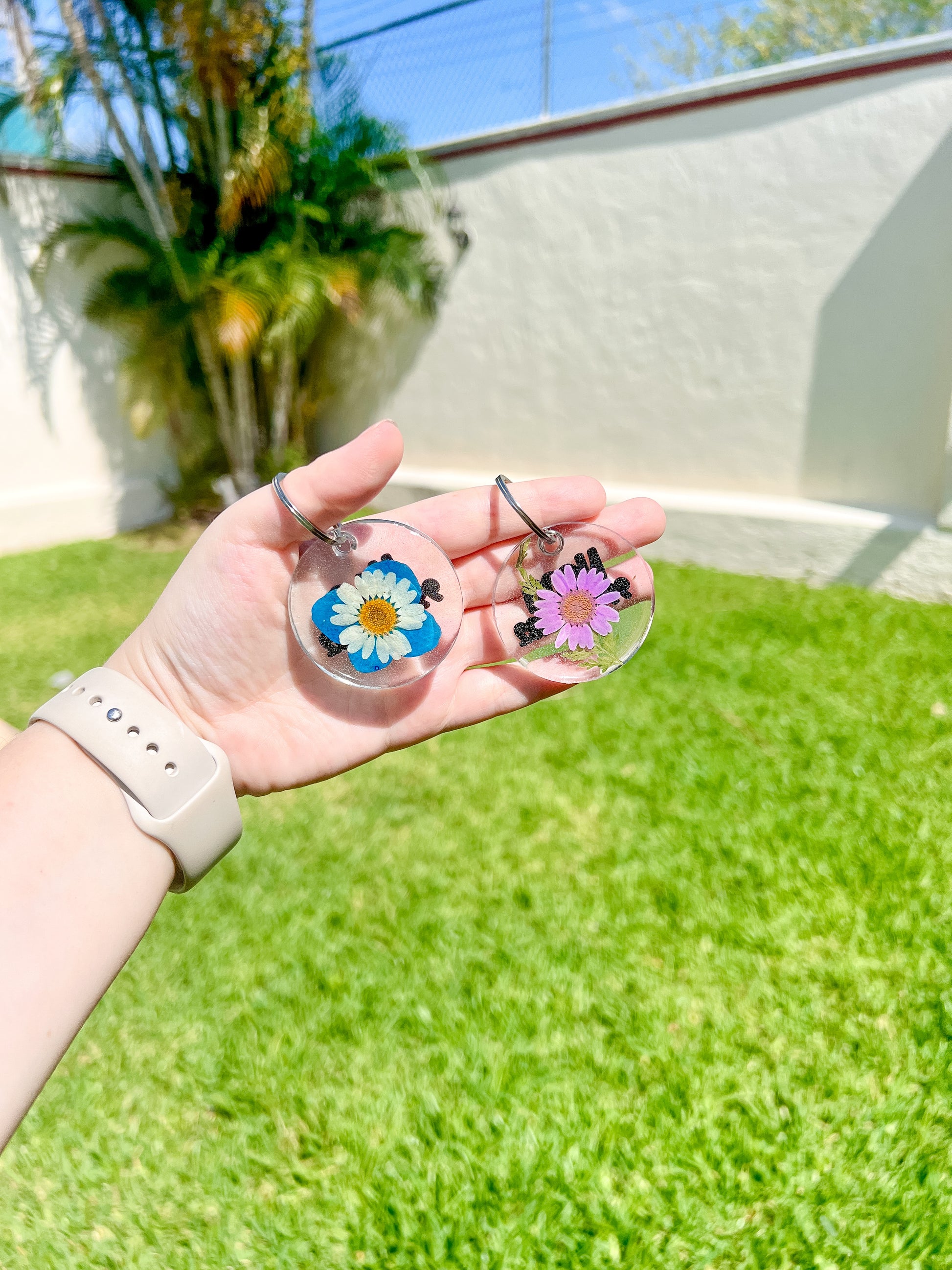 Placa circular con flor prensada natural. Un accesorio artesanal, elegante y lleno de encanto para mascotas especiales.