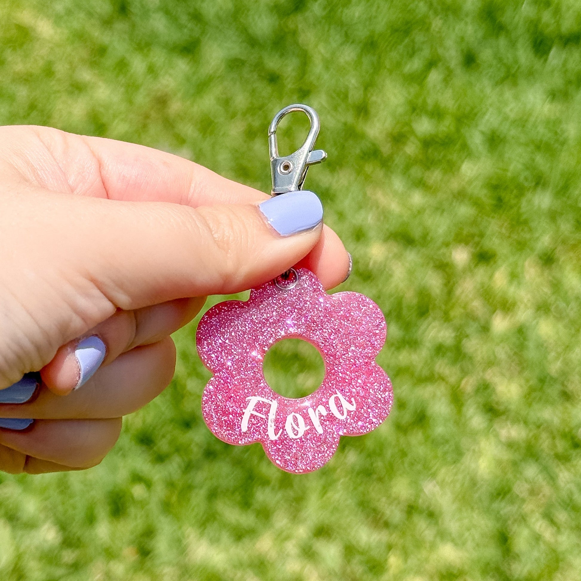 Placa de flor rosa intensa con glitter y nombre “Flora”. Estilo llamativo para mascotas únicas.