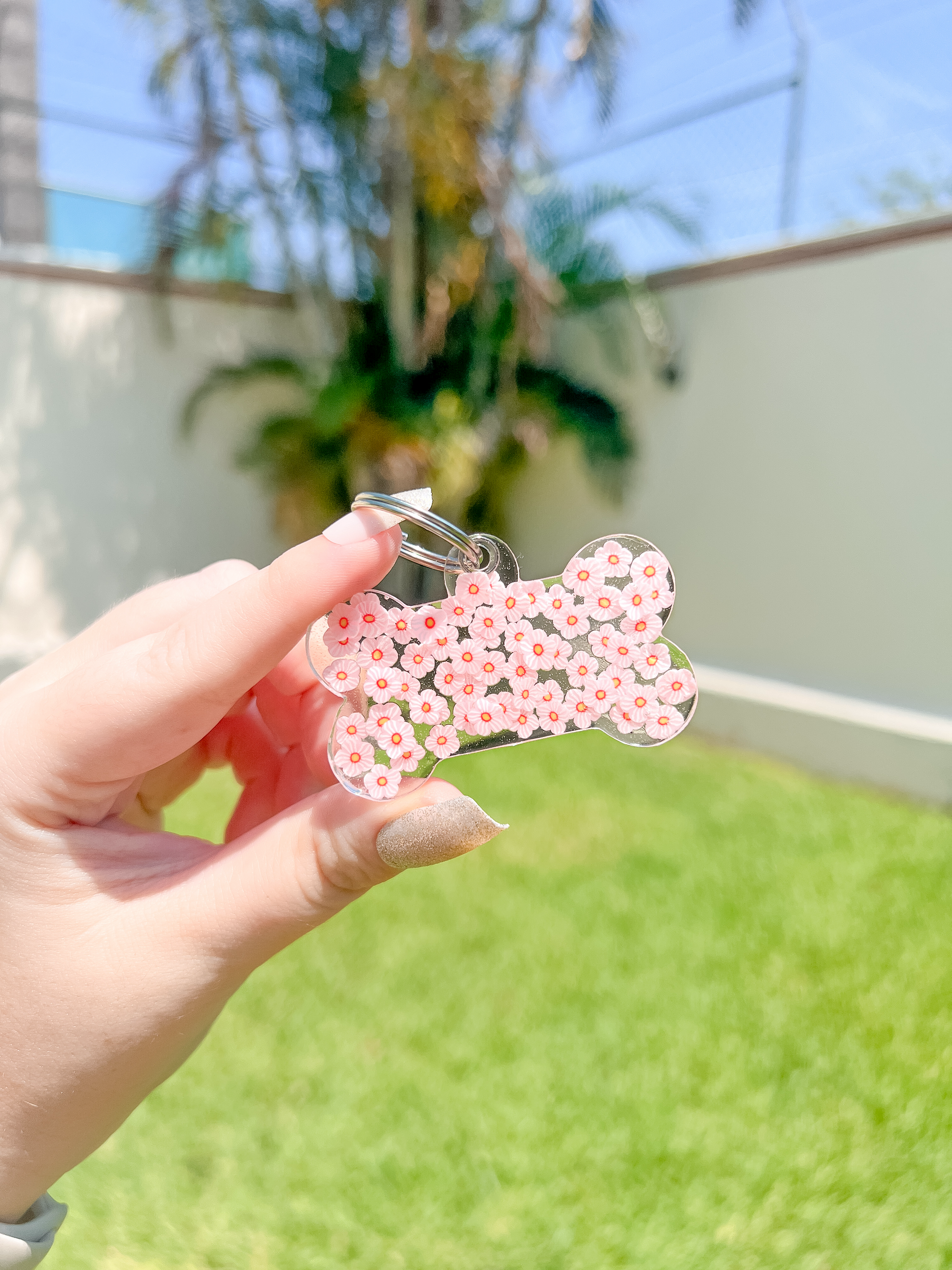 Placa en forma de hueso con flores coral. Accesorio de primavera para mascotas.