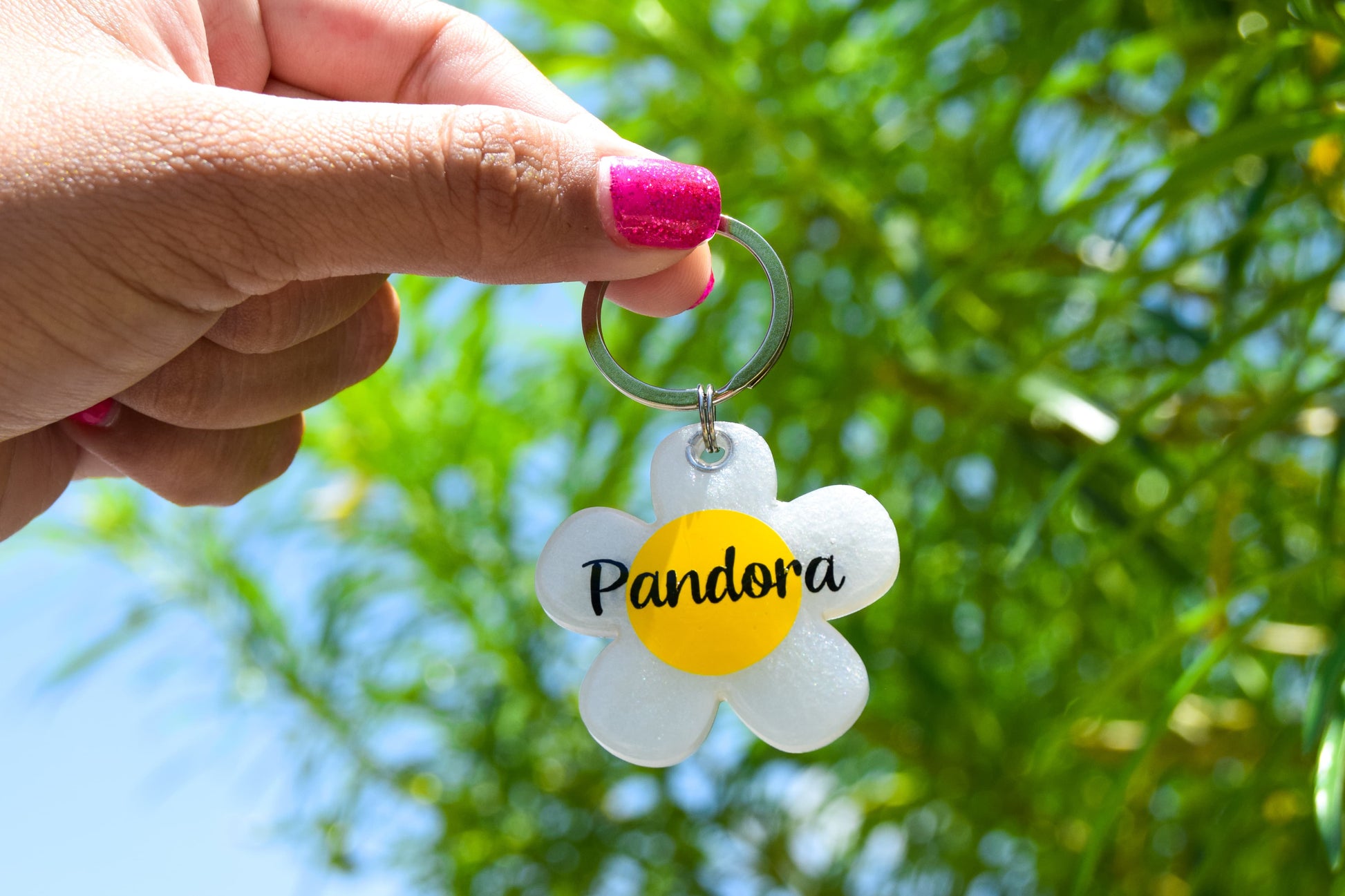Placa blanca en forma de flor con nombre Pandora. Estilo tierno y natural