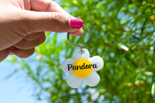 Placa blanca en forma de flor con nombre Pandora. Estilo tierno y natural
