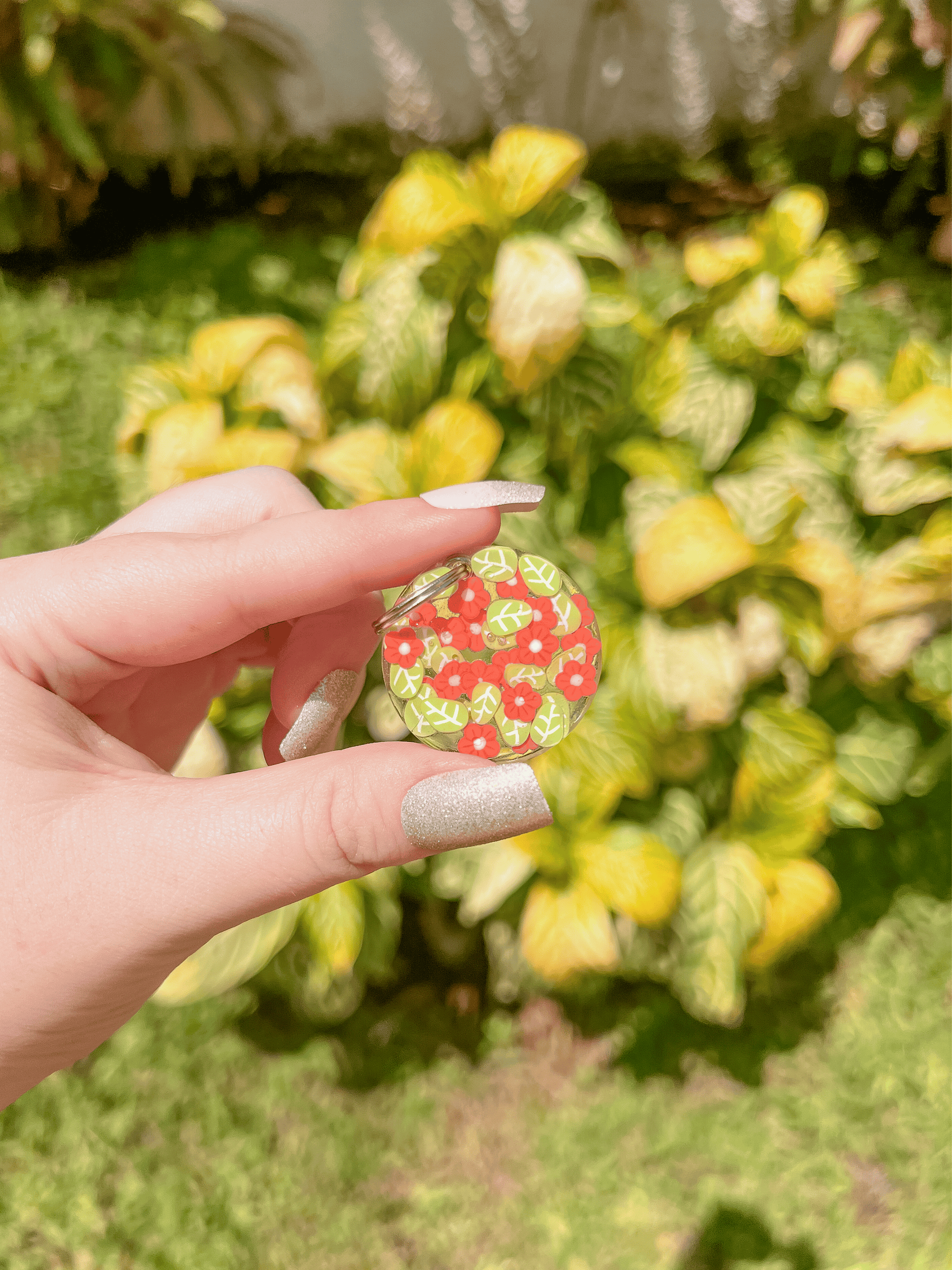 Placa circular floral con base blanca y flores rojas. Diseño veraniego para perros.