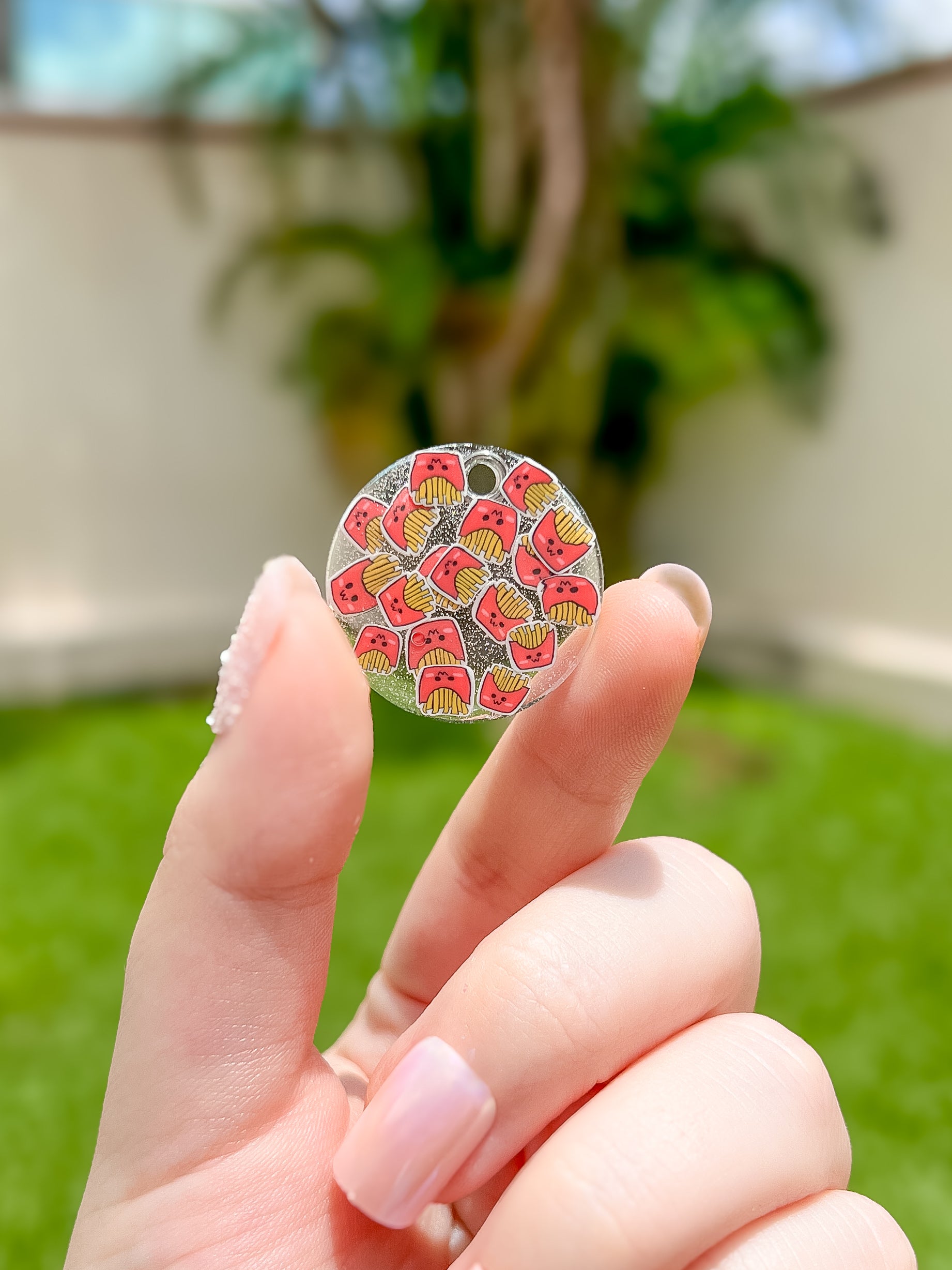 Placa redonda con patrón de fries. Accesorio con diseño frutal para mascotas.