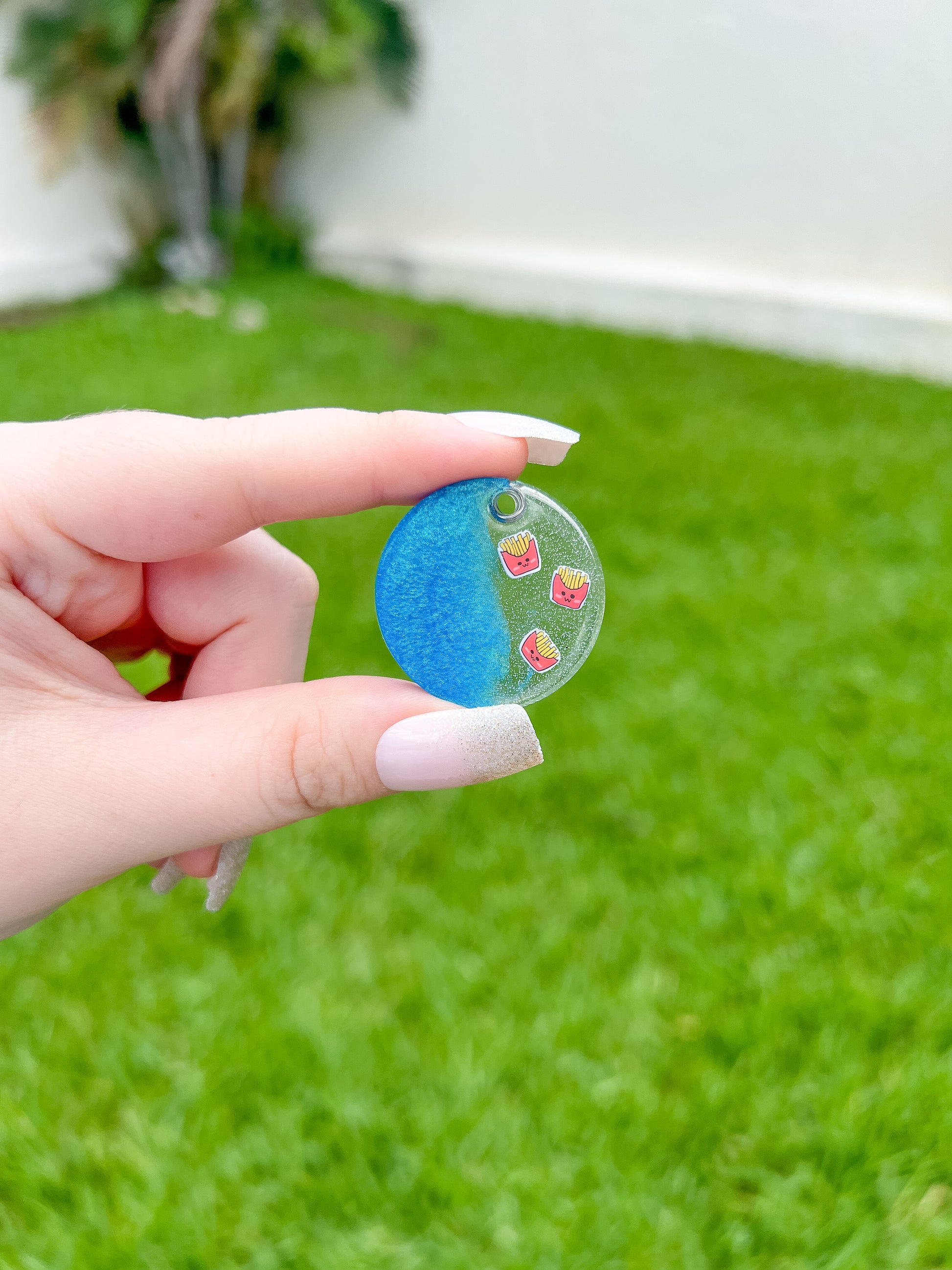 Placa redonda con diseño de fries y fondo azul. Accesorio temático para amantes de la comida.