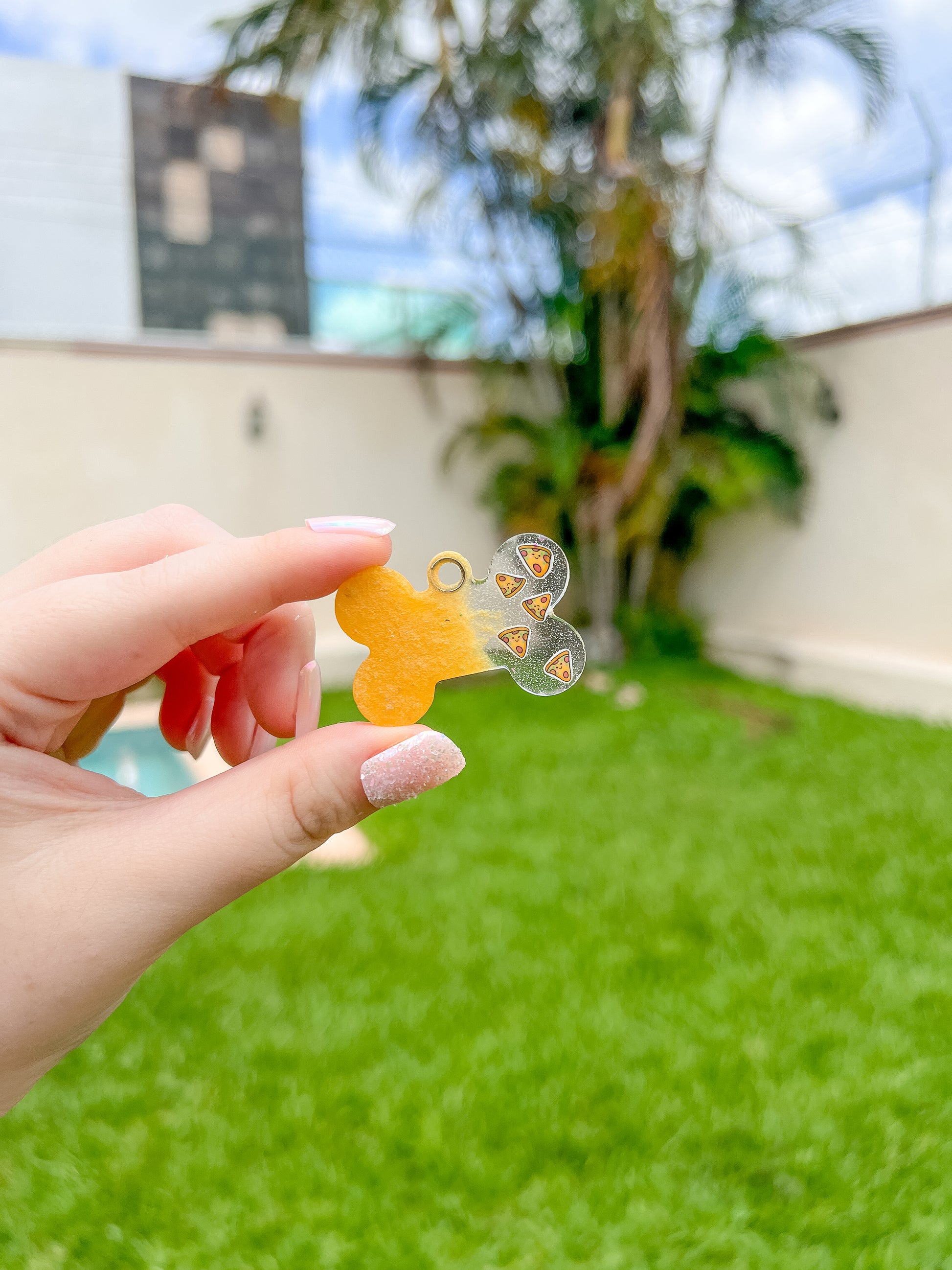 Placa circular mitad glitter y mitad pizza. Diseño creativo y refrescante para verano.