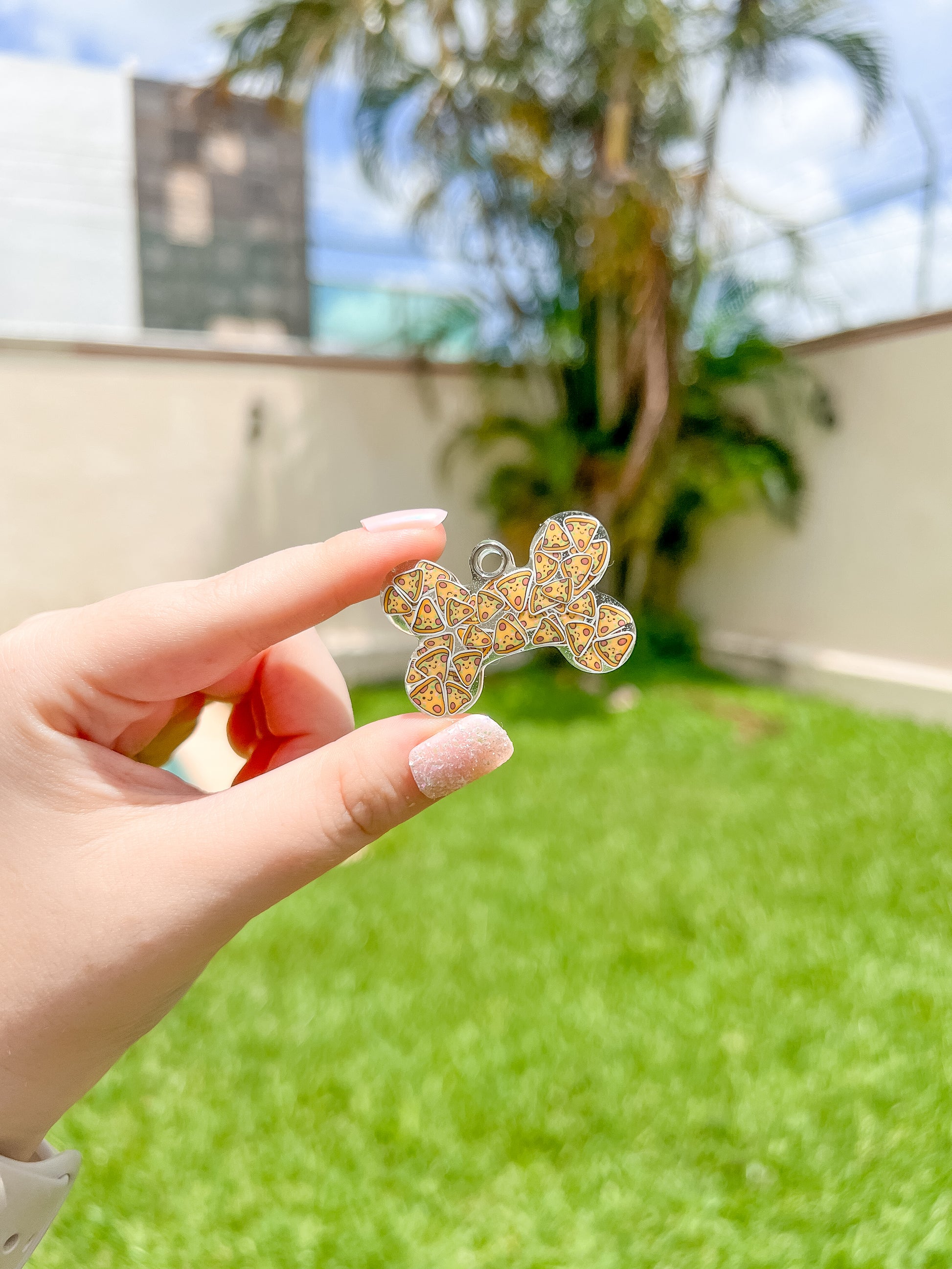 Placa en forma de hueso con glitter dorado. Accesorio brillante para mascotas con estilo.