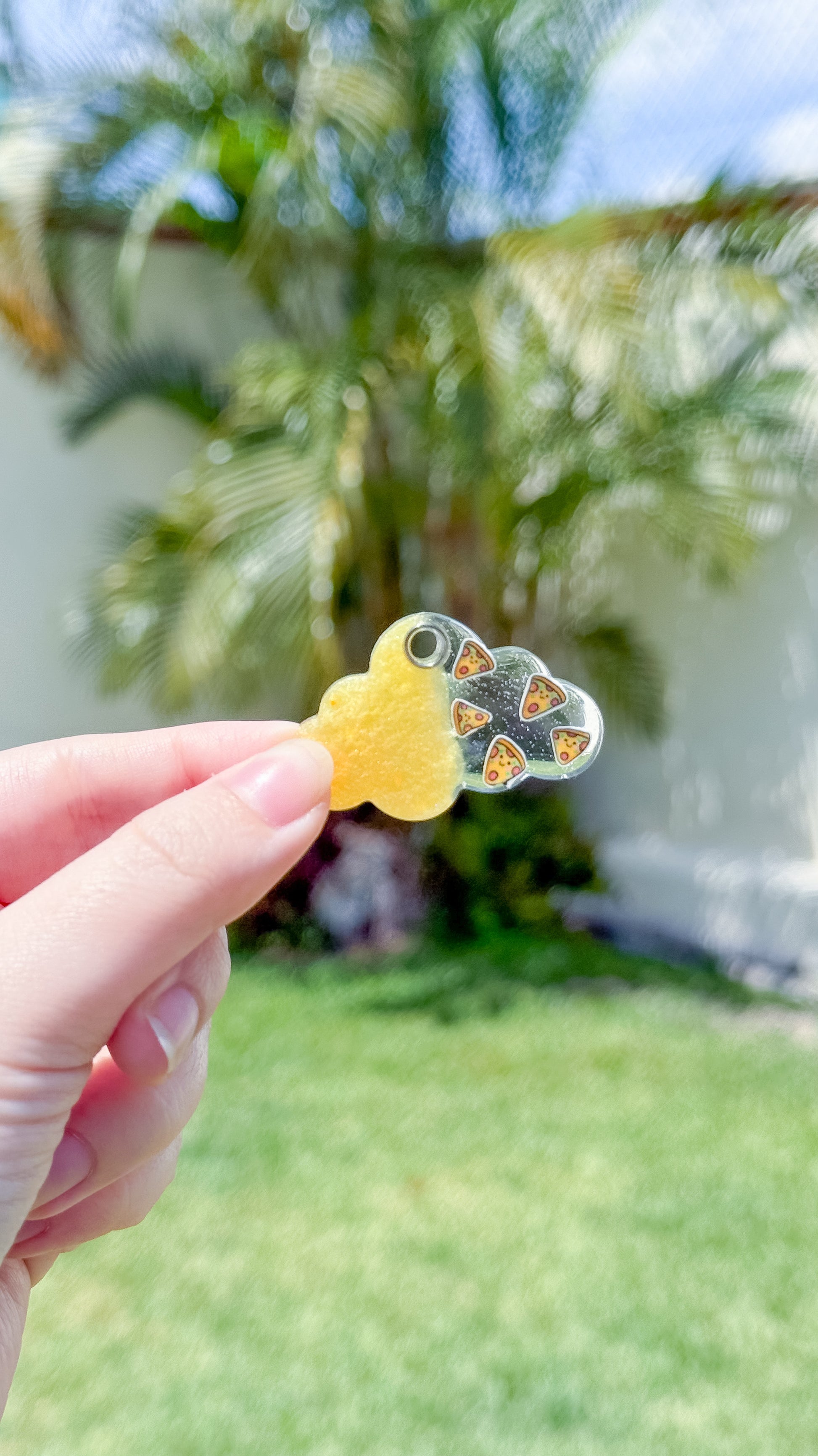 Placa en forma de nube con diseño de pizzas amarillas. Hecha de resina ligera y divertida. Identificación creativa y original para perros amantes de la comida.